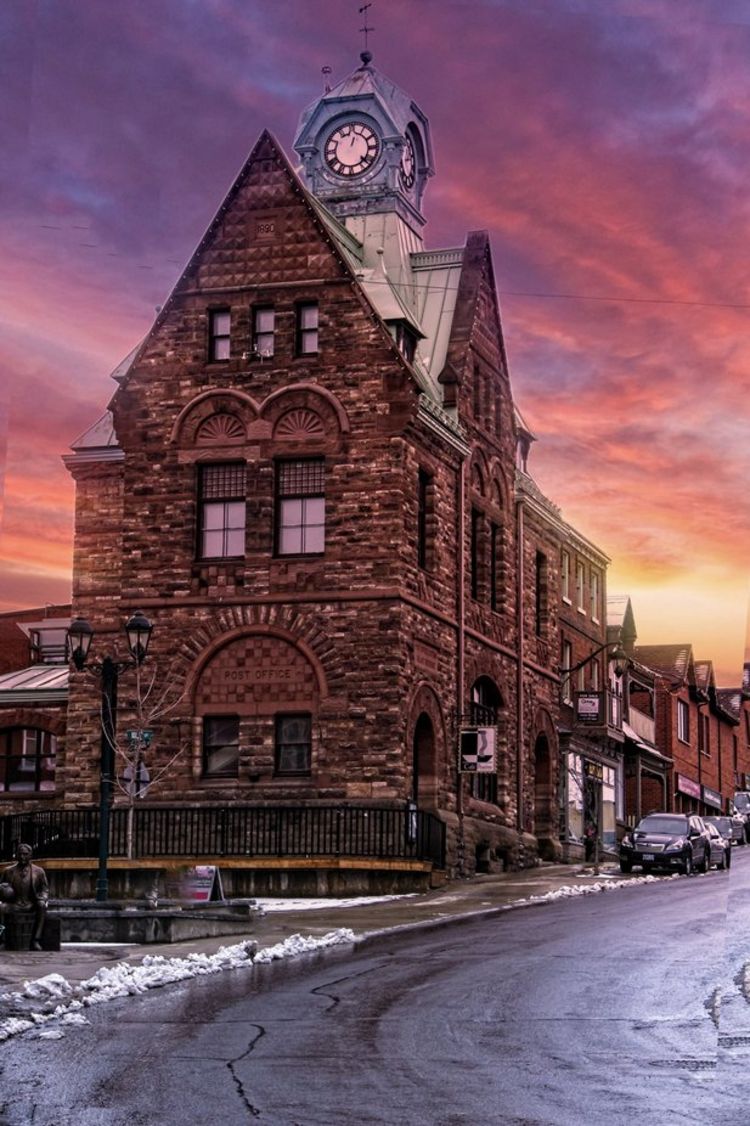عکاسی خیابانی ساختمان قدیمی آسمان قرمز