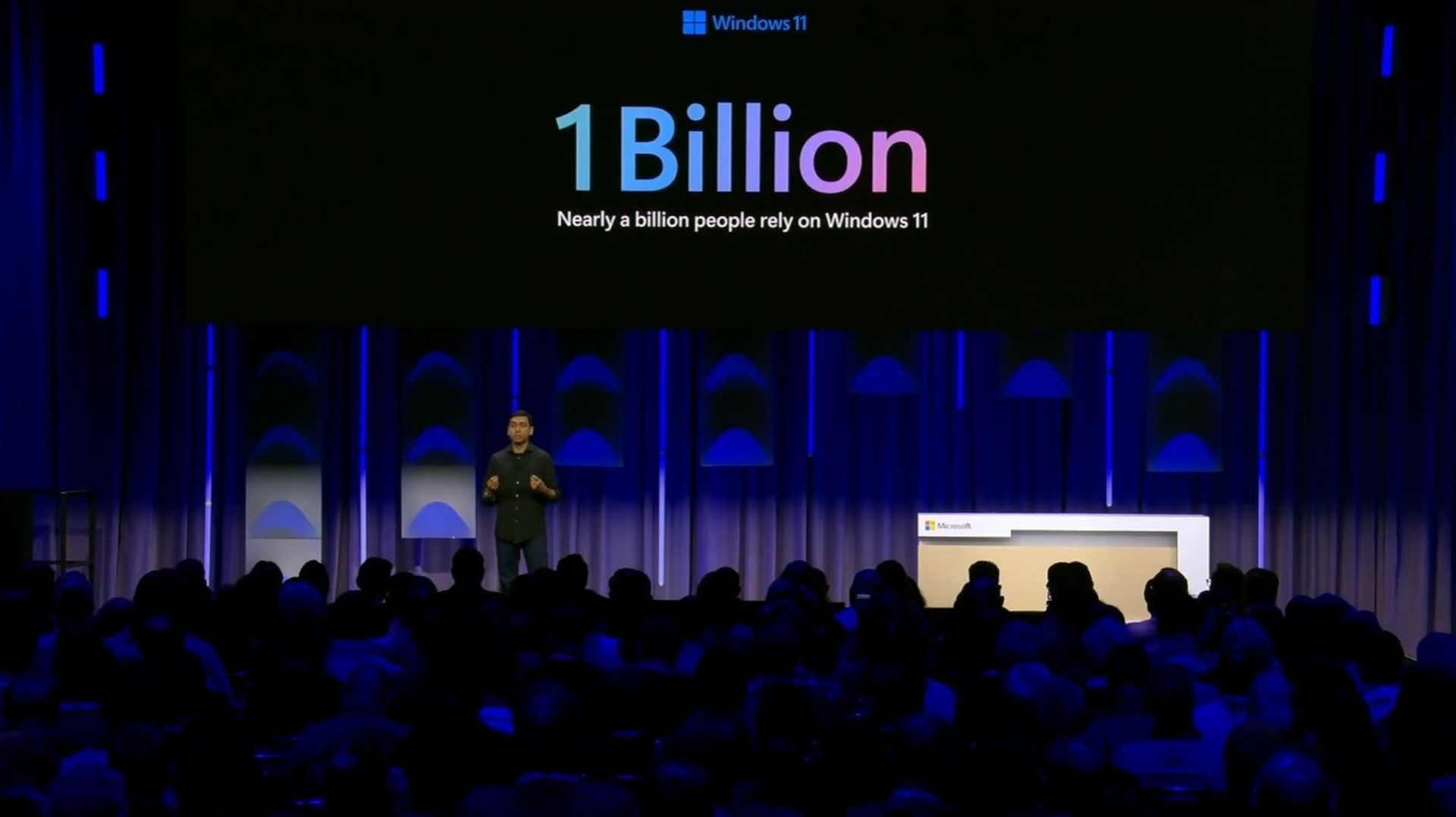 یک مرد روی صحنه در حال سخنرانی