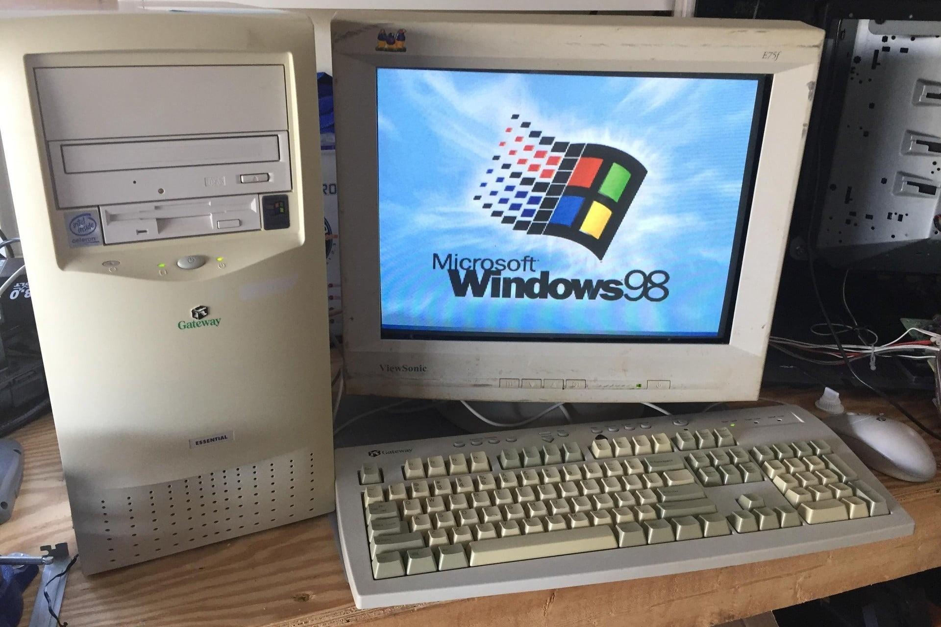 یک کامپیوتر دسکتاپ قدیمی در حال اجرای ویندوز ۹۸