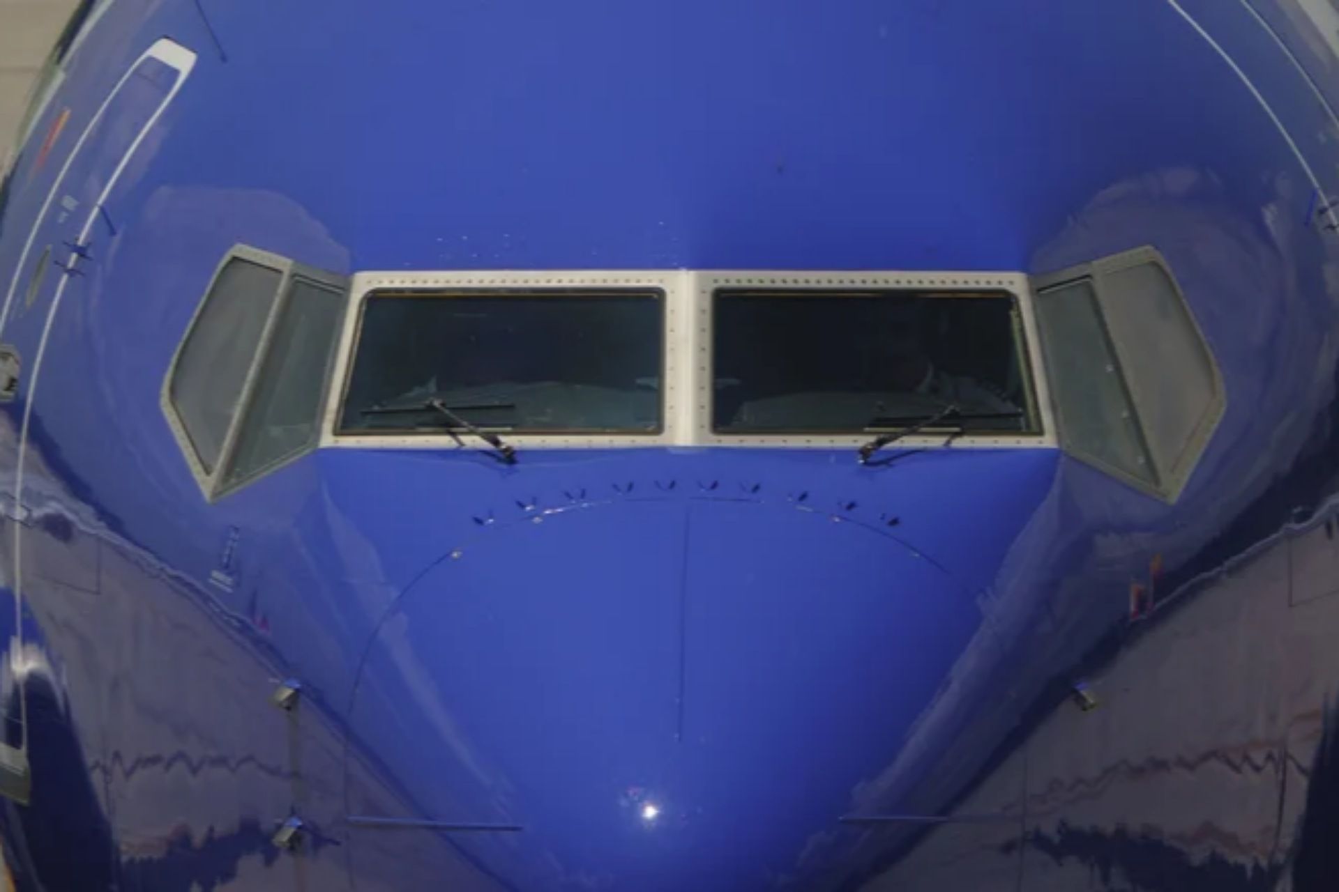 شیشه‌ی جلوی هواپیمای آبی رنگ