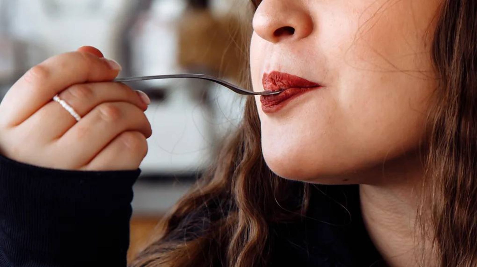 زنی درحال غذا خوردن