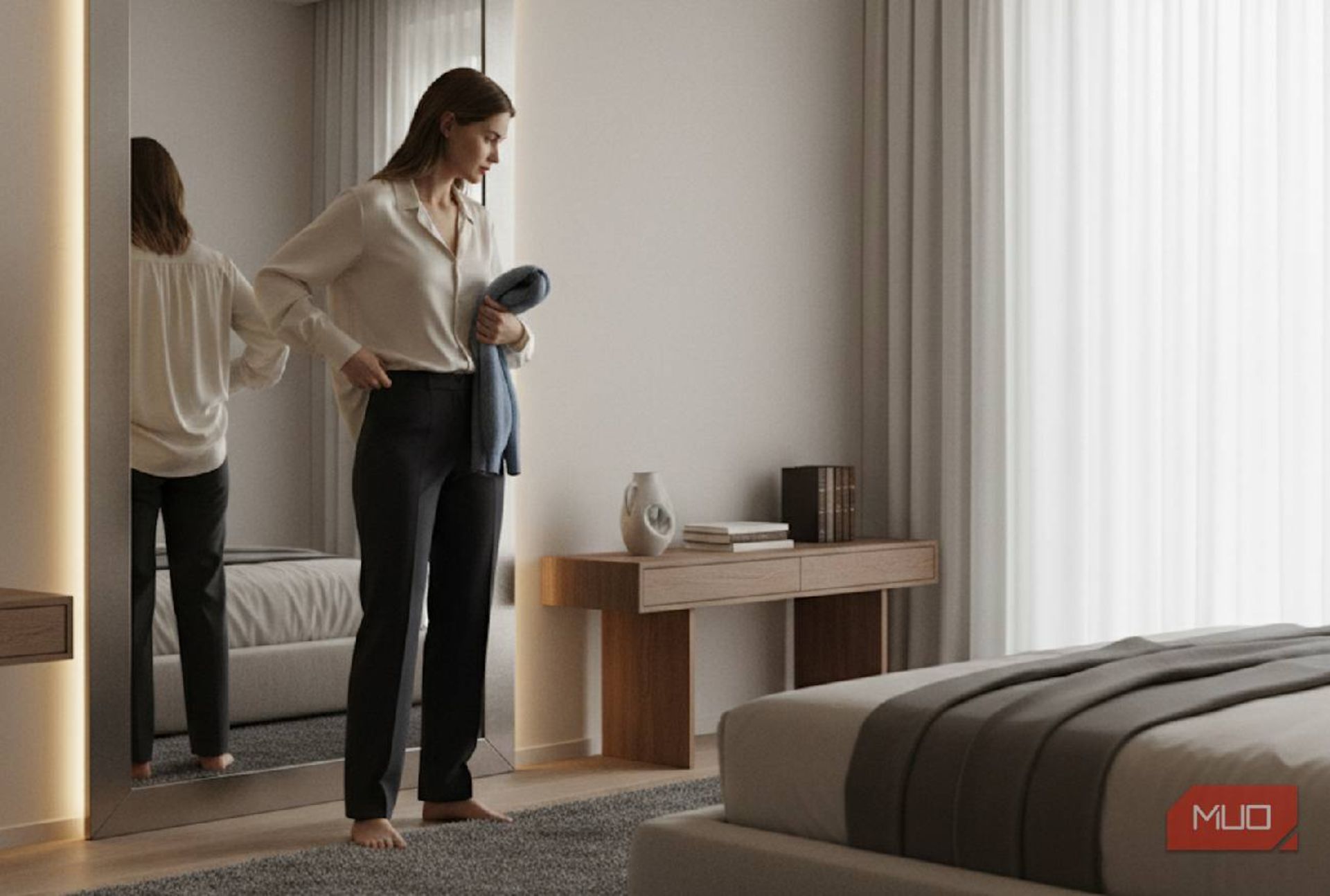 زنی درحال لباس پوشیدن در هتل