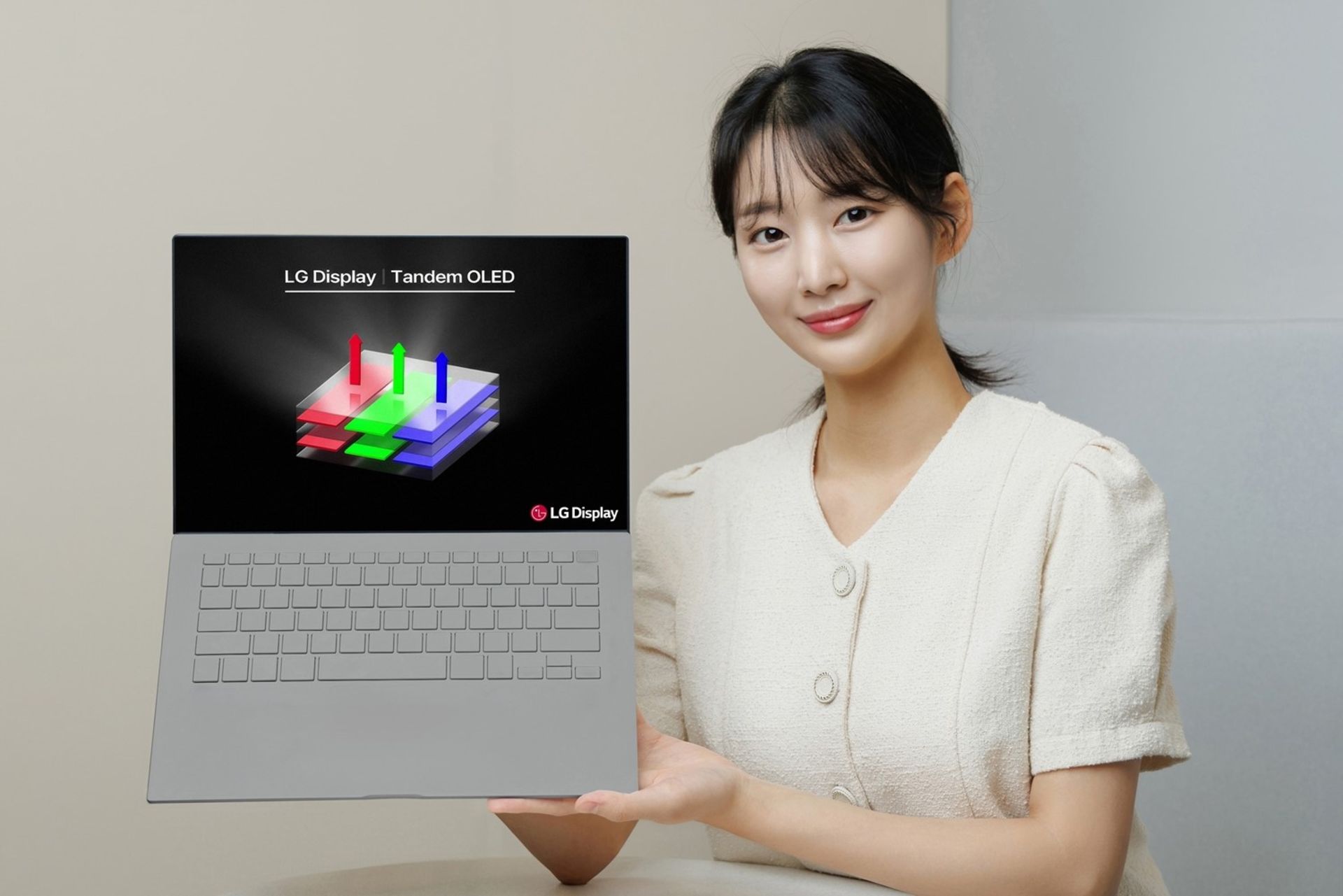 لپ تاپ دل با نمایشگر اولد Tandem oled ال جی در دست زن کره‌ای