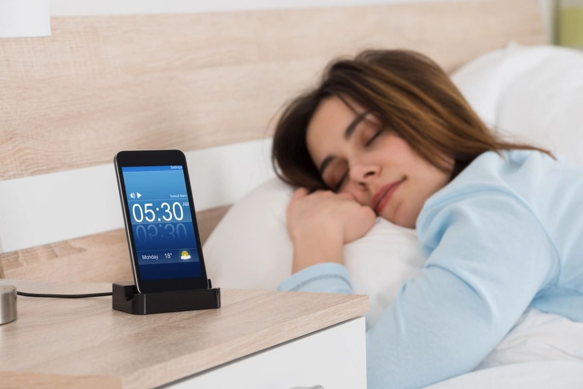 شارژ کردن گوشی هنگام خواب