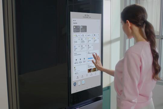 The new Samsung refrigerator has a 32-inch touch screen