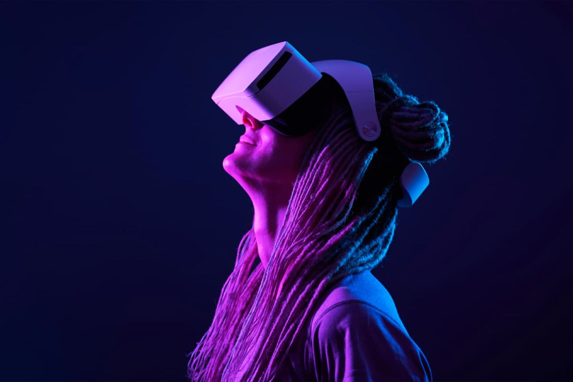 زن جوان با هدست واقعیت مجازی روی صورت