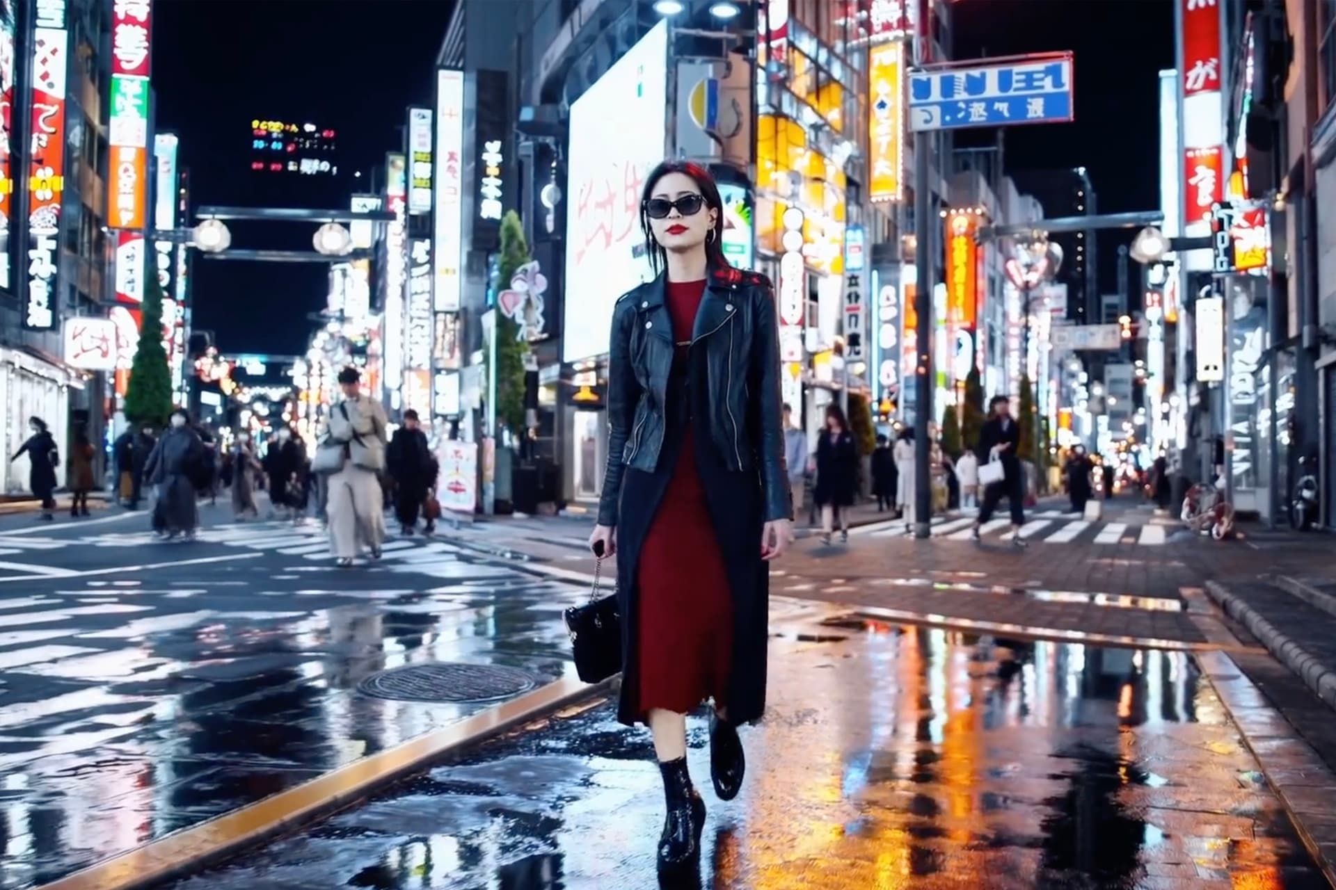 یک زن در حال قدم زدن در توکیو نمونه Sora