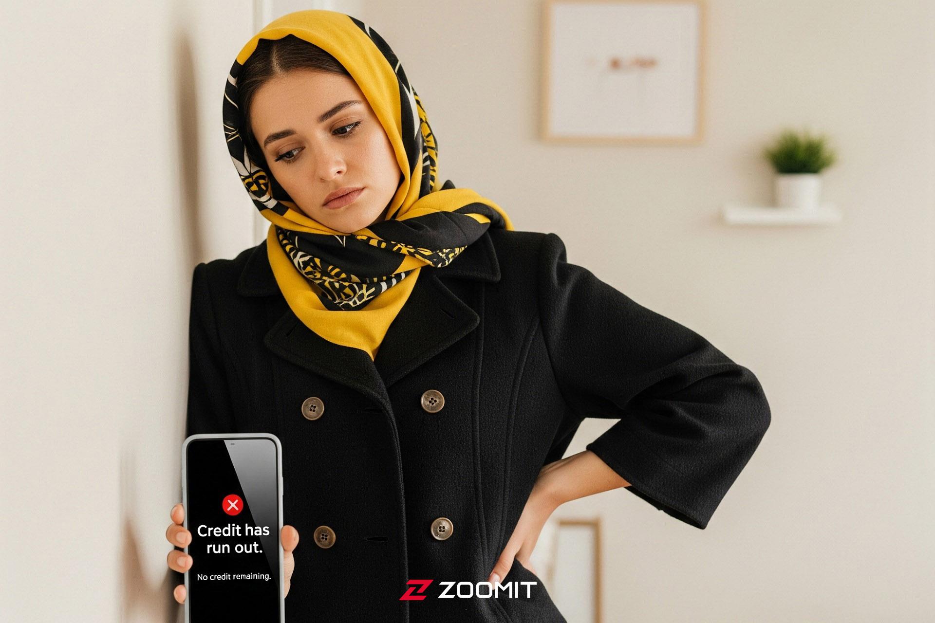 یک زن جوان به‌همراه موبایل درحال تکیه به دیوار