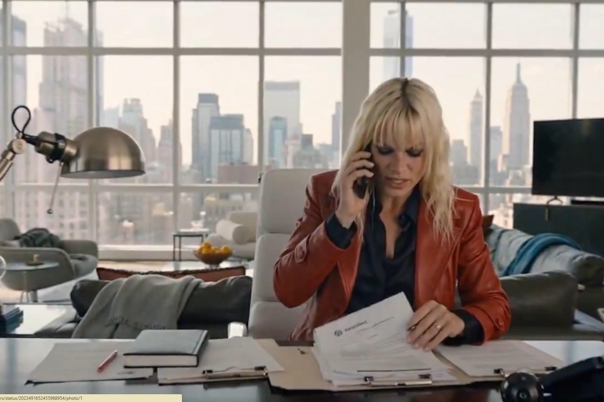 یک زن در محیط اداری در حال چک‌کردن اوراق