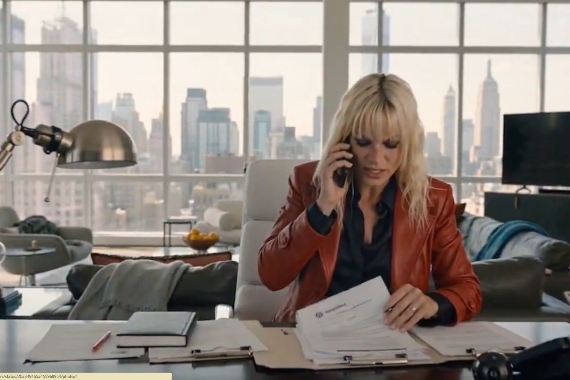 یک زن در محیط اداری در حال چک‌کردن اوراق