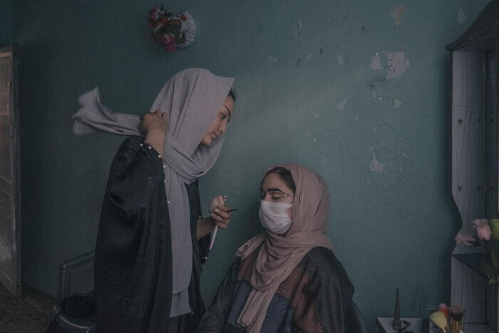 دو زن در یک قاب؛ یکی با ماسک و دیگری بدون ماسک