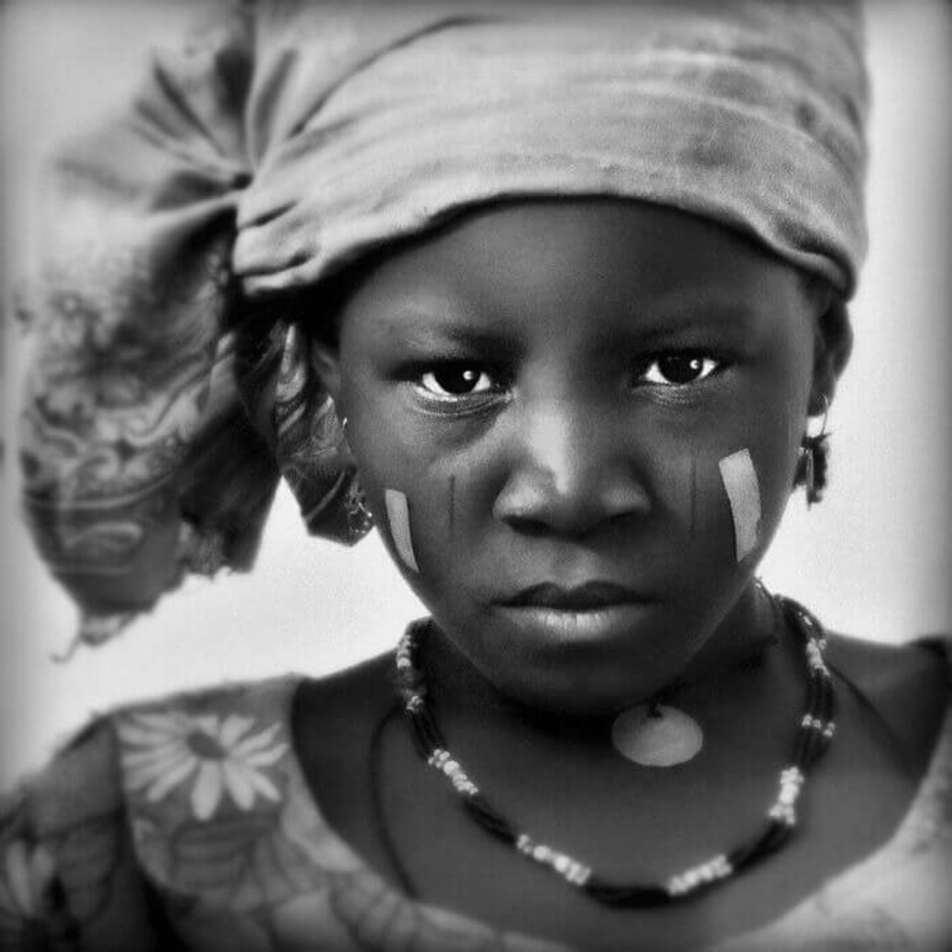 زنی با چهره جدی