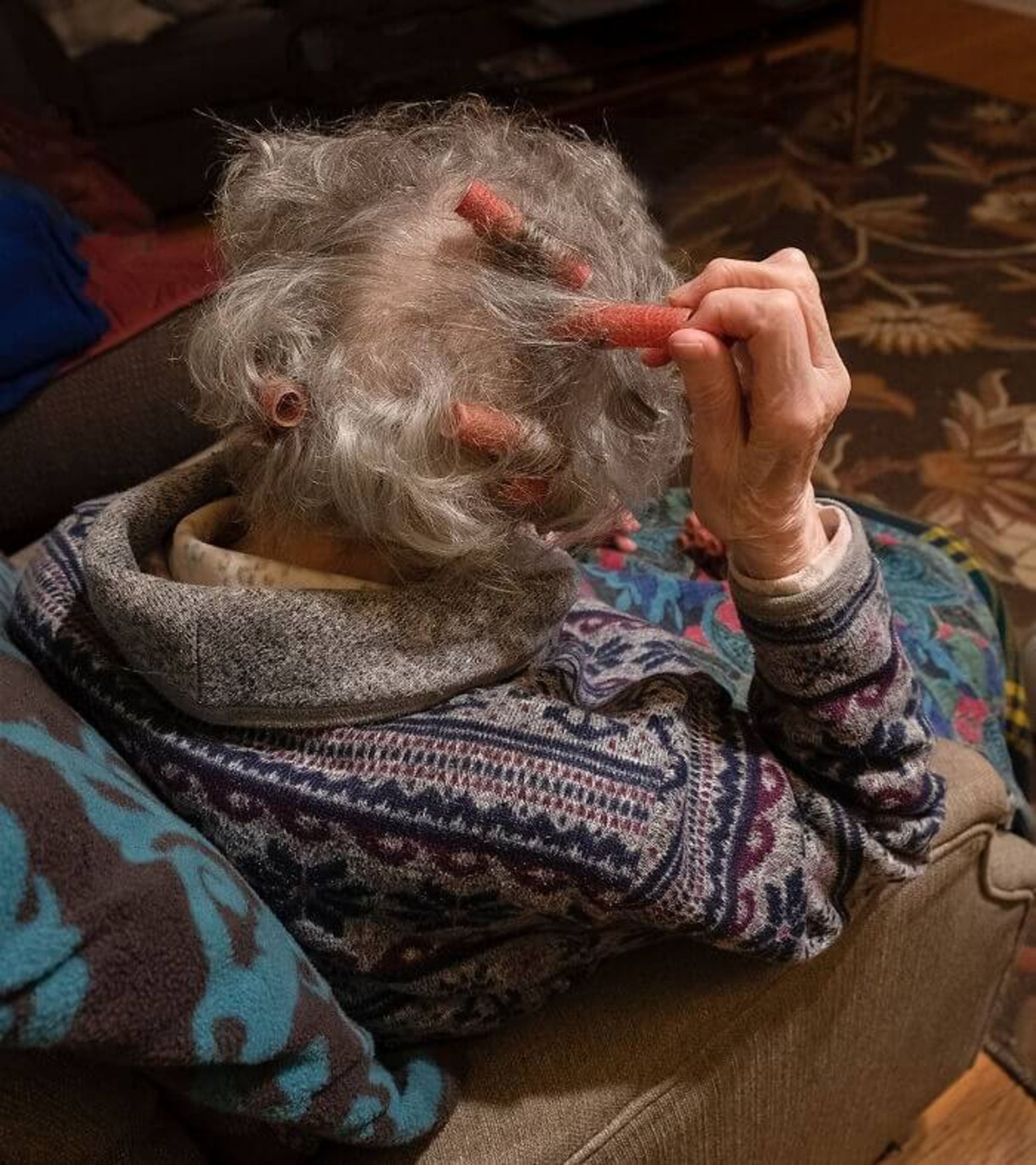 نمایی از موهای سفید یک پیرزن