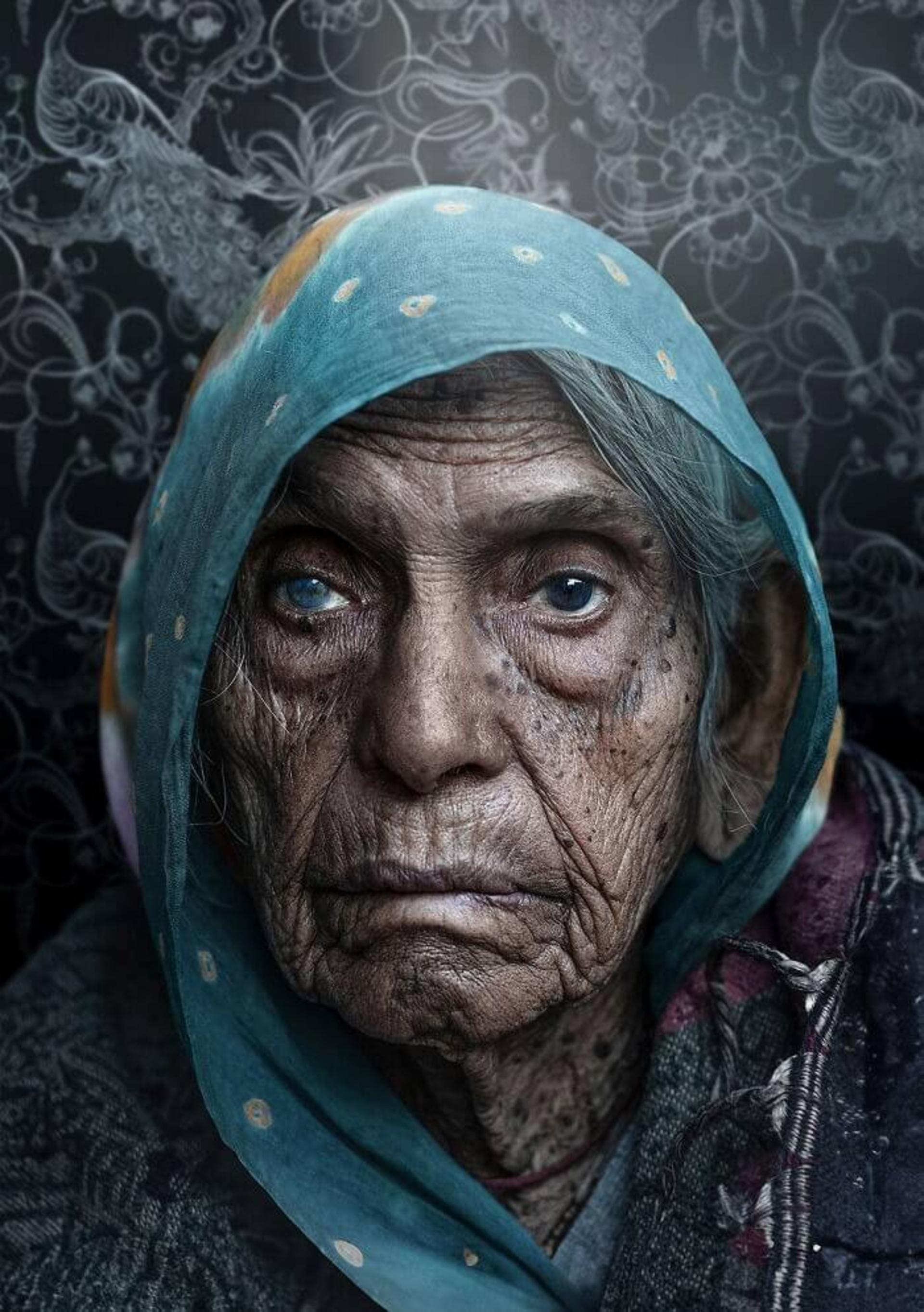 پیرزنی با صورت های چروکیده