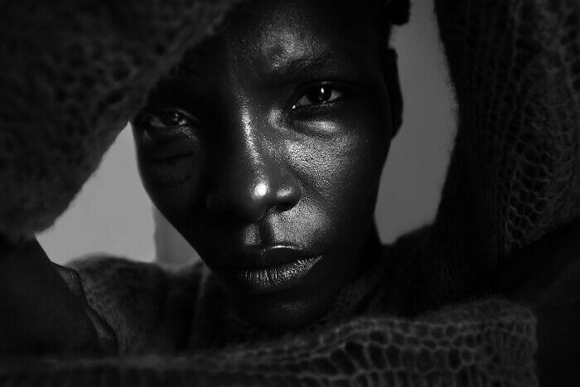 زنی سیاه پوست با چهره جدی