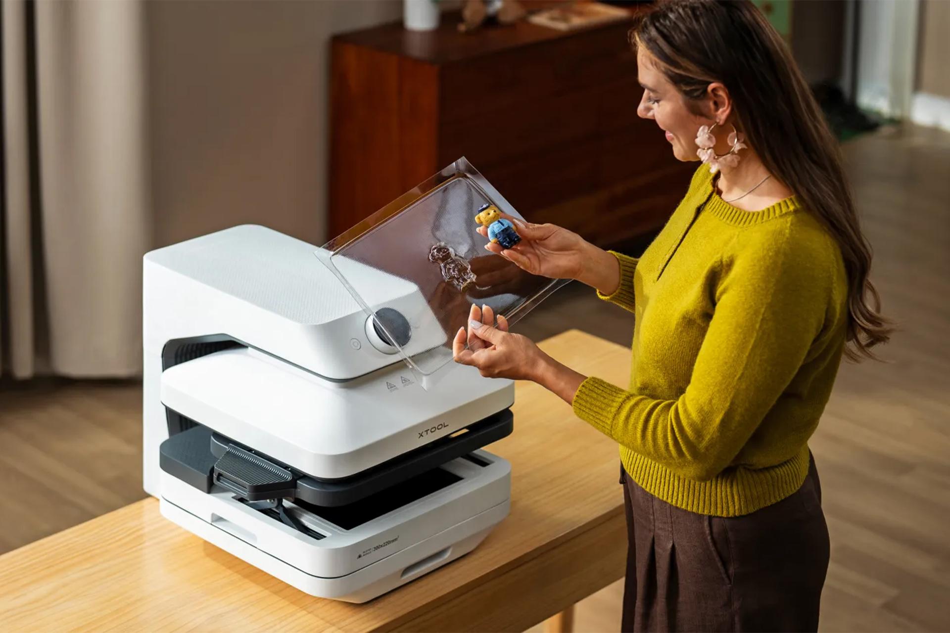 یک زن در حال کار با دستگاه پرس واندرپرس روی میز