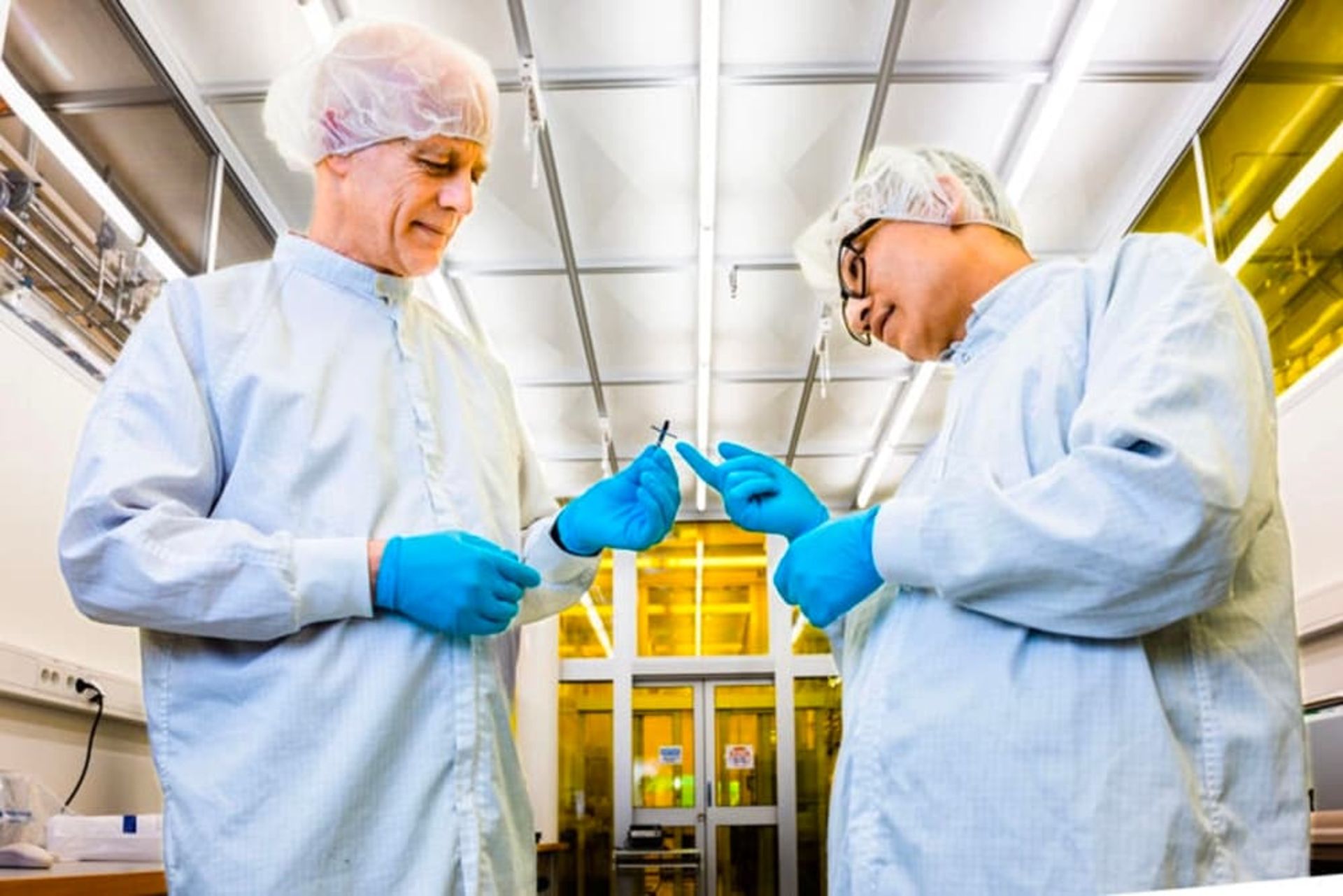 دو دانشمند با ترانزیستور چوبی