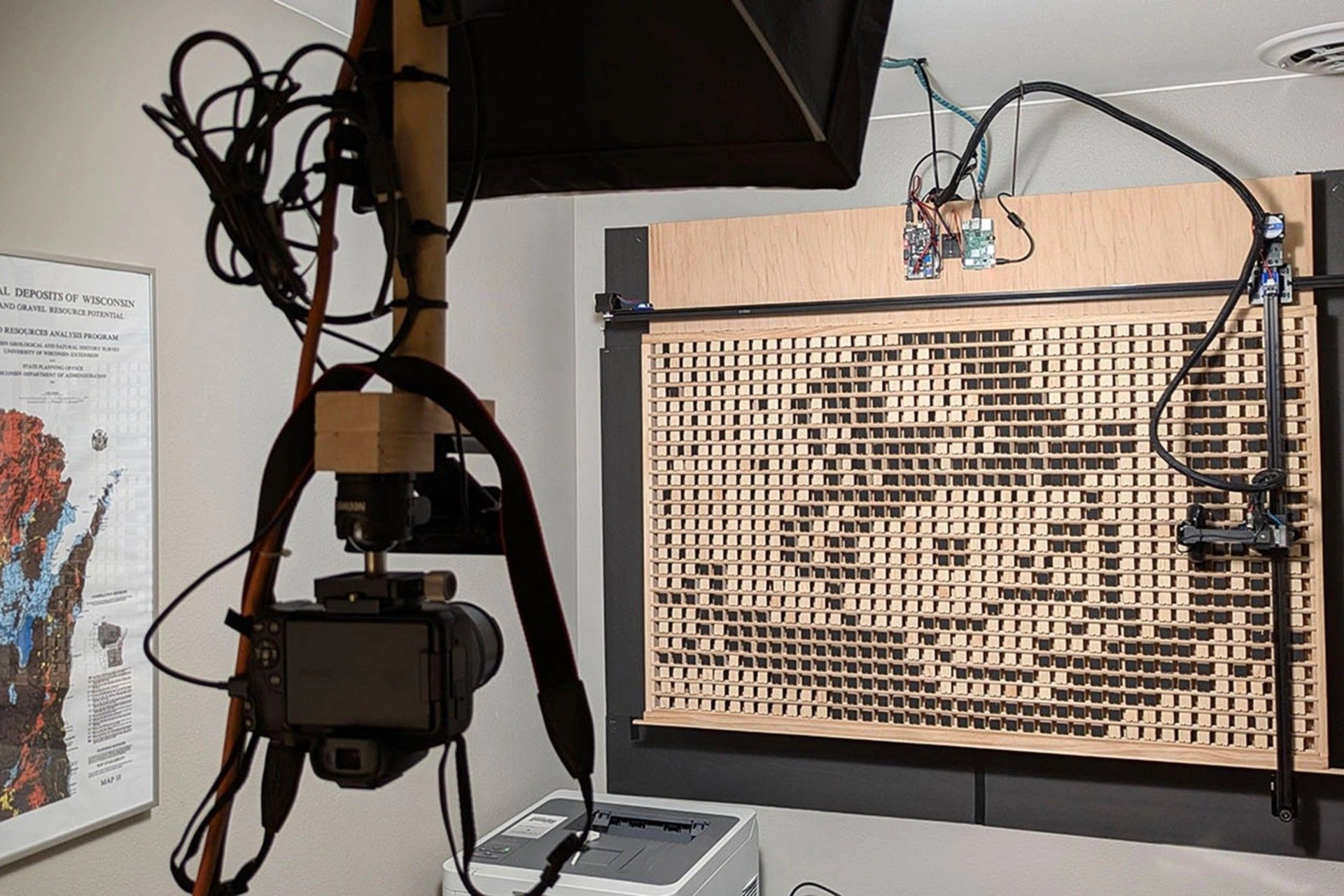 نمایشگر چوبی در استودیو کنار دوربین