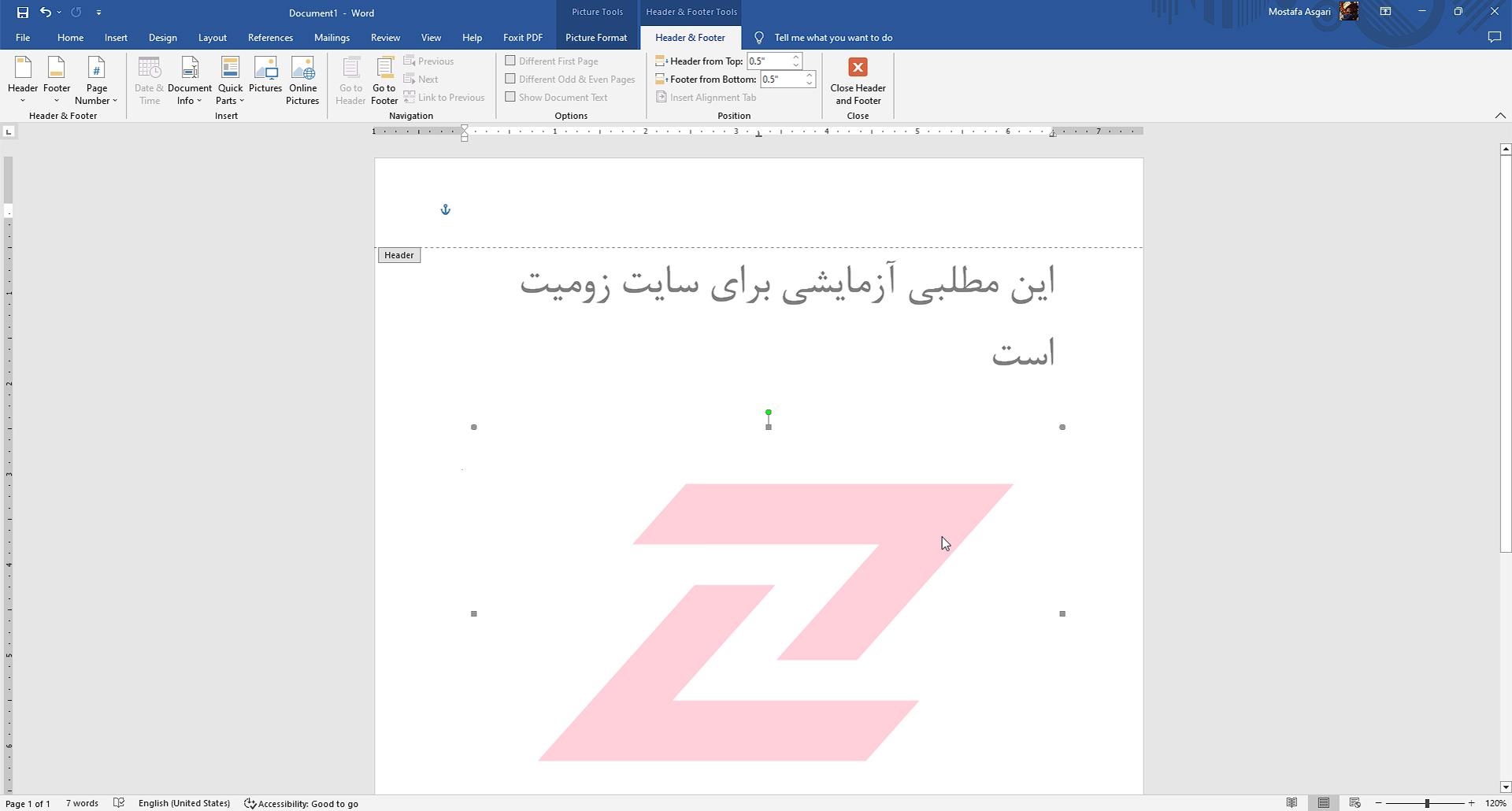 انتخاب هدر صفحه در ورد و لوگوی زومیت در وسط صفحه