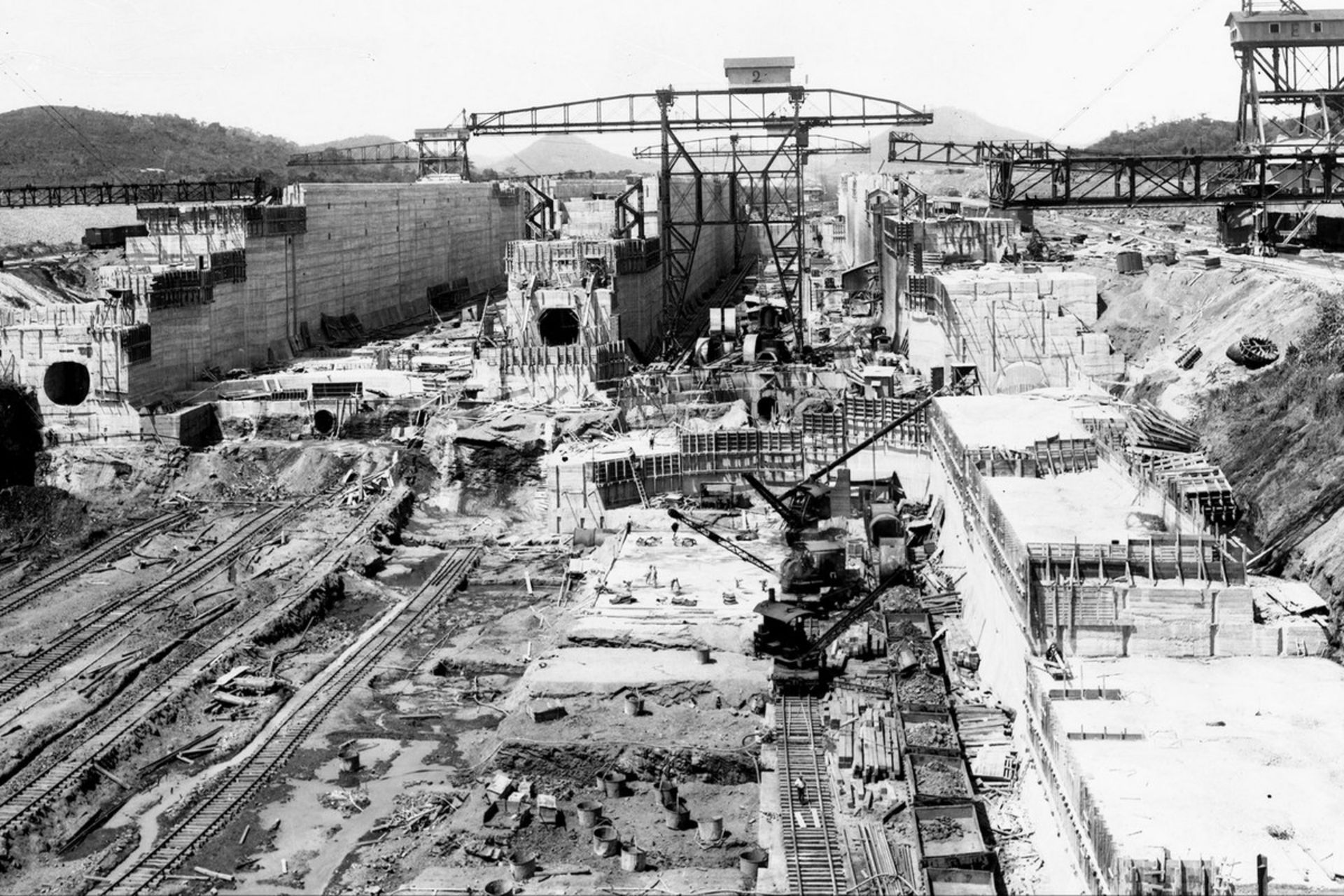 کارگران در حال کار با بتن در ساخت قفل‌های کانال پاناما