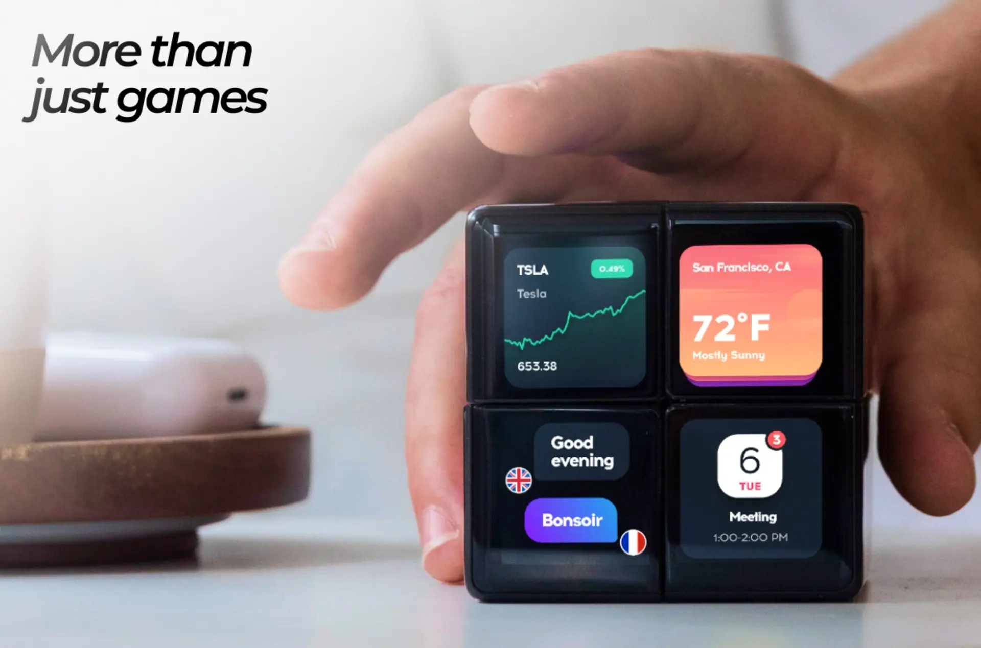 گجت هوشمند WOWCube با نمایش اطلاعات قیمت سهام تسلا و وضعیت آب و هوا