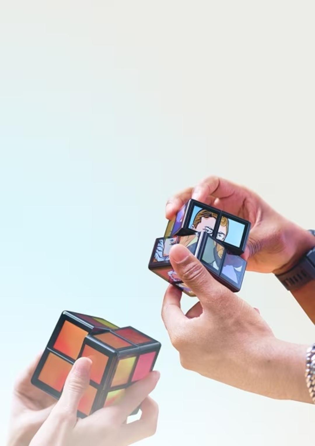 گجت هوشمند WOWCube در حال چرخش در دستان دو نفر