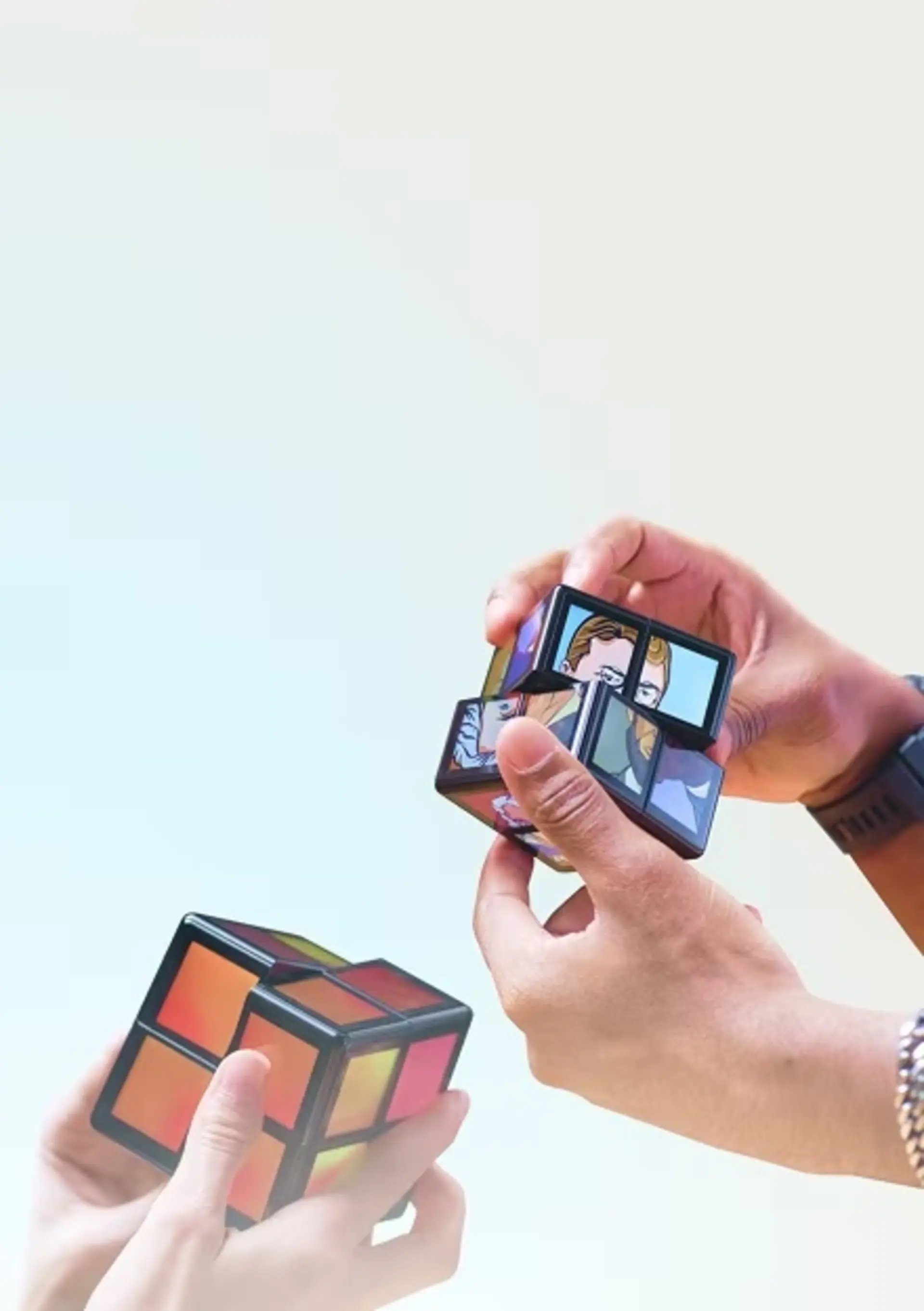گجت هوشمند WOWCube در حال چرخش در دستان دو نفر