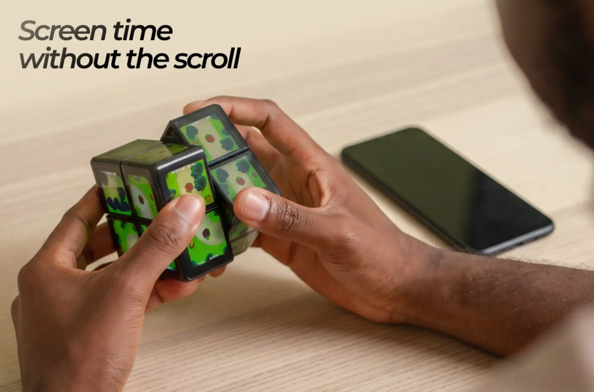 مکعب هوشمند WOWCube در حال چرخش در دستان یک فرد