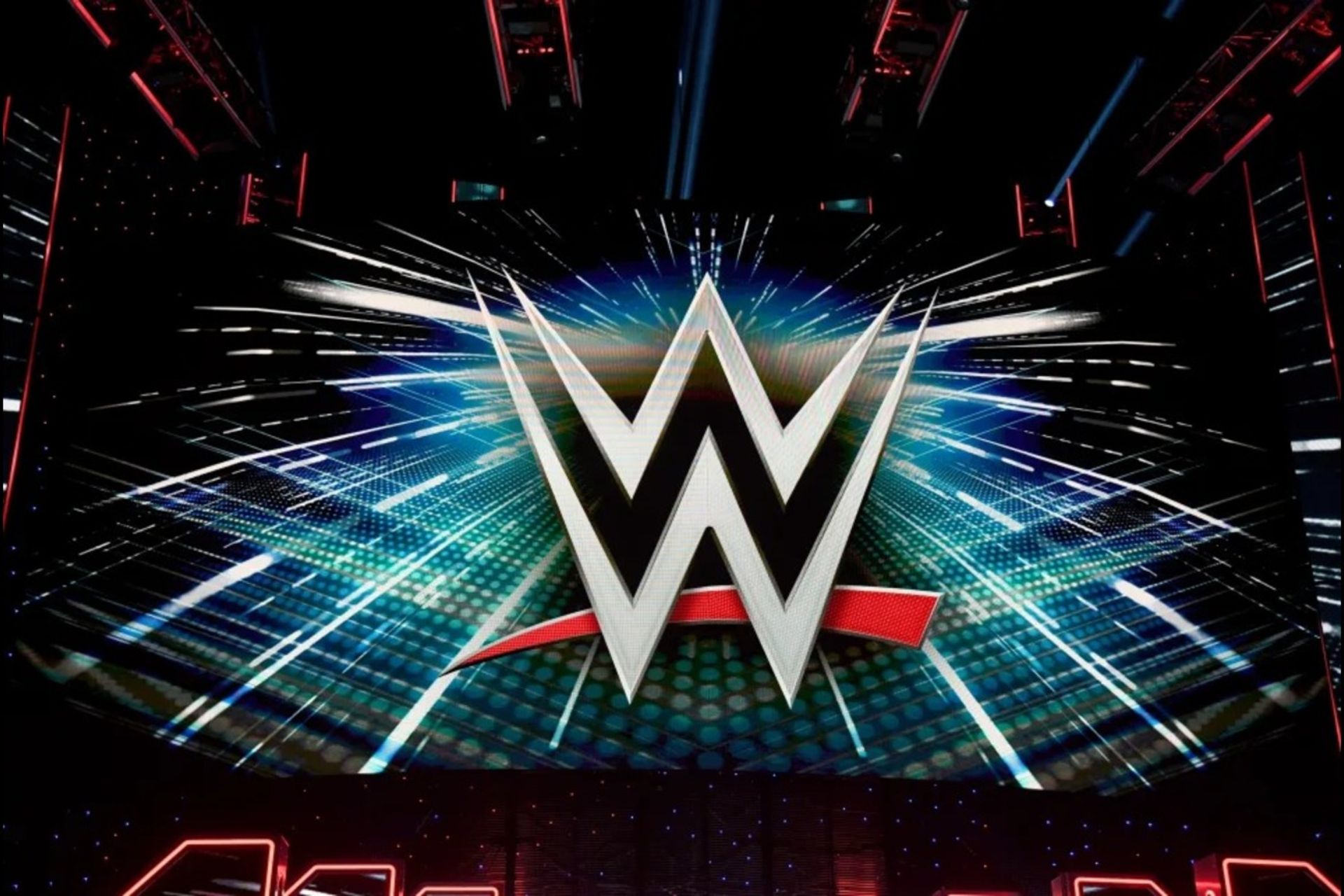 لوگوی کمپانی WWE که بر نمایشگر بزرگ سالن‌های WWE پخش شده است