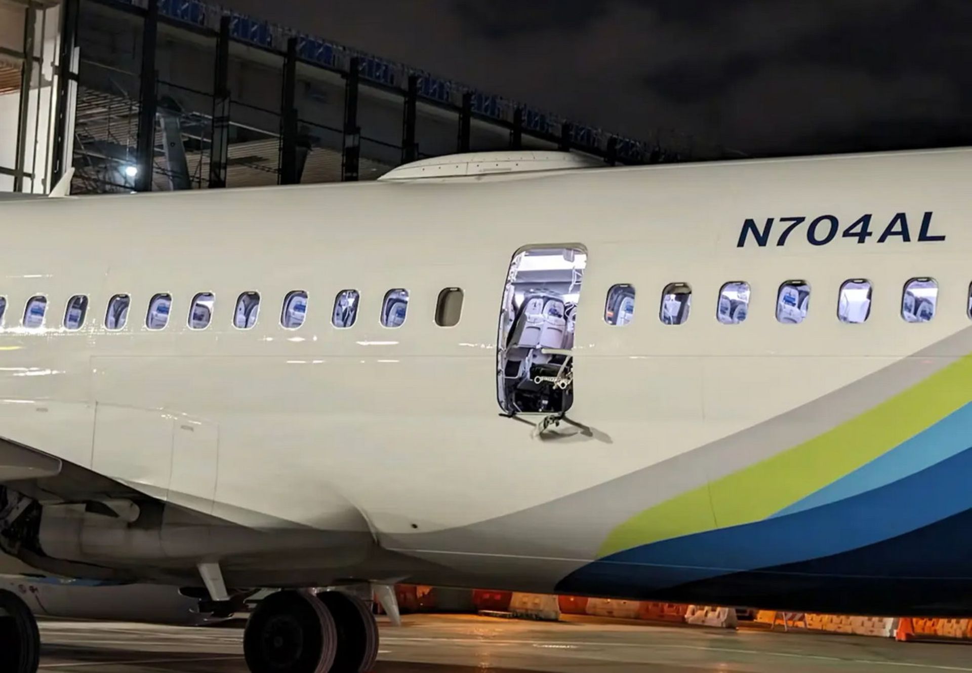 جدا شدن در جانبی هواپیمای بوئینگ خطوط هوایی آلاسکا