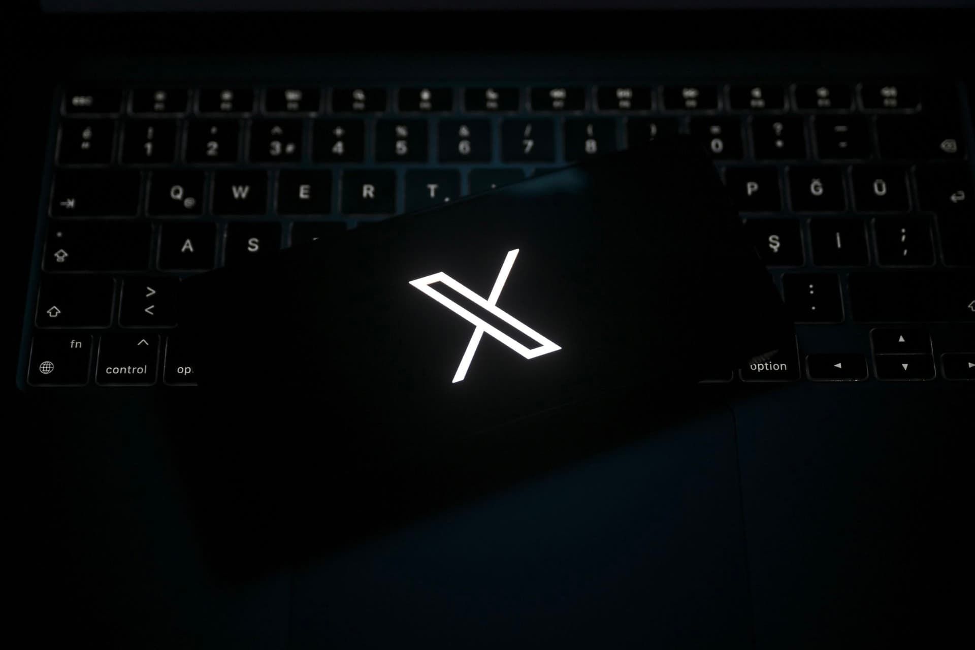 آیکون ایکس / X روی موبایل و کیبورد لپ تاپ