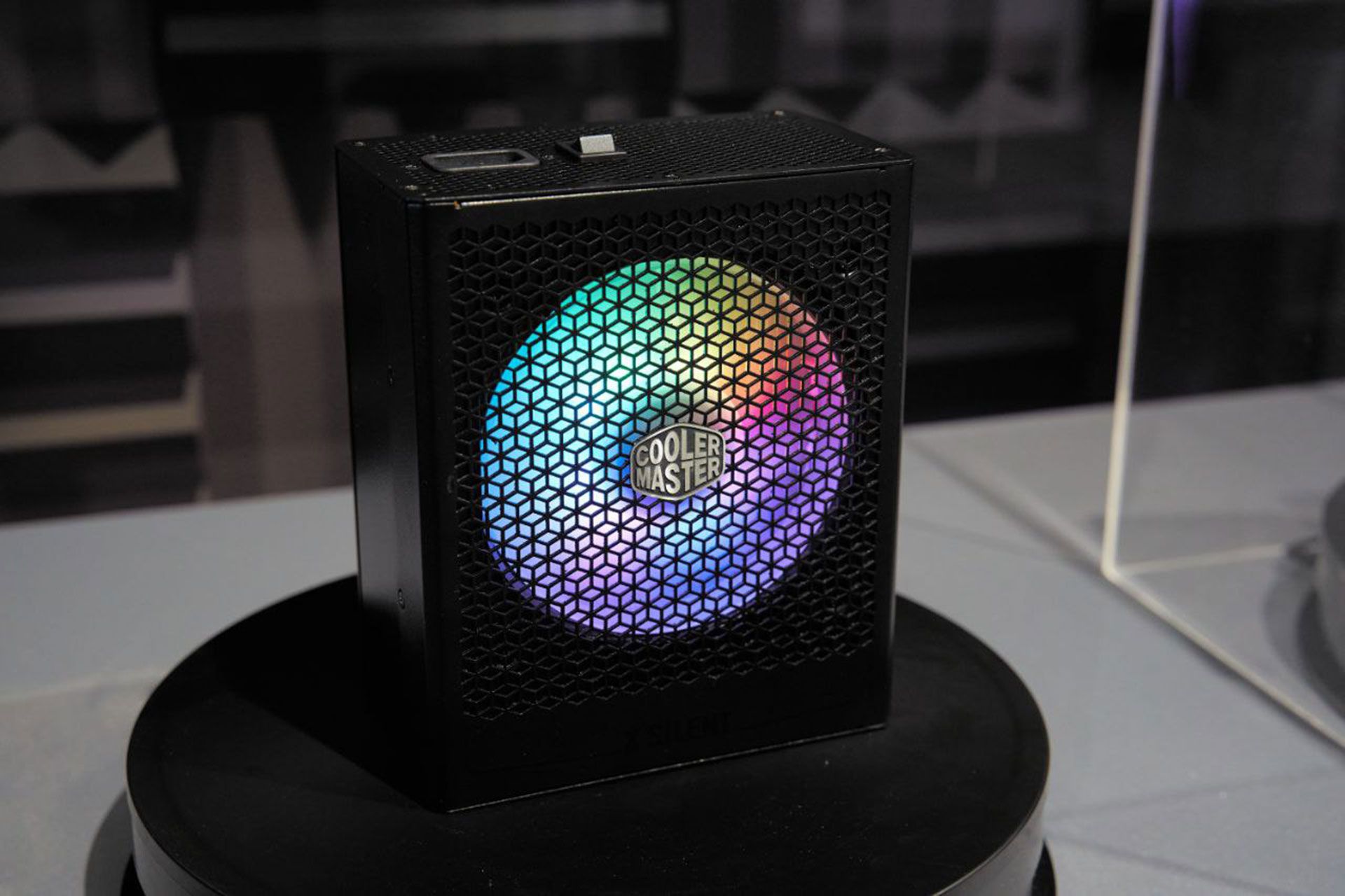 X Silent از نمای کناری با RGB روشن