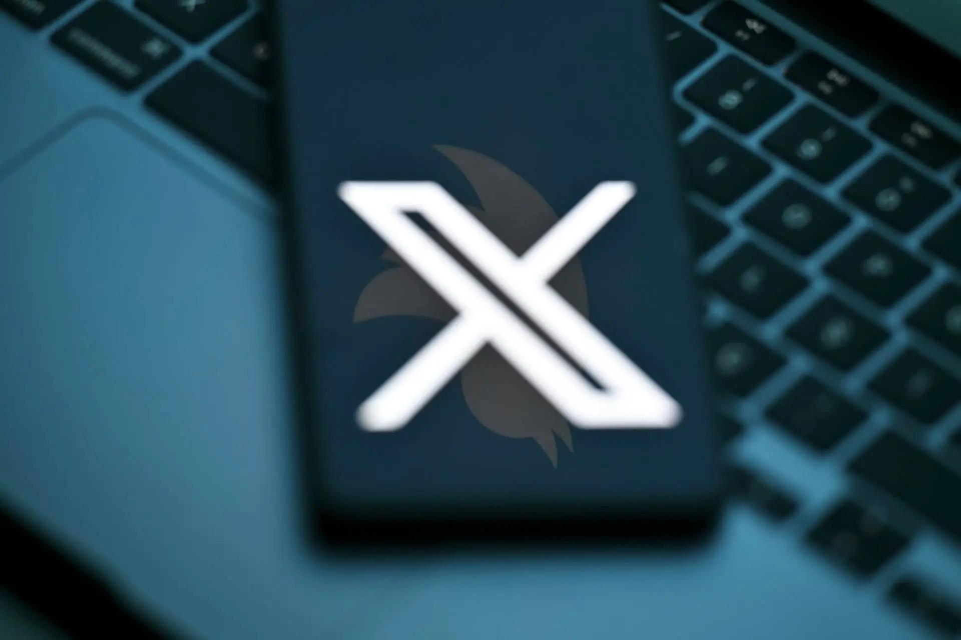 ایکس / X روی نمایشگر موبایل