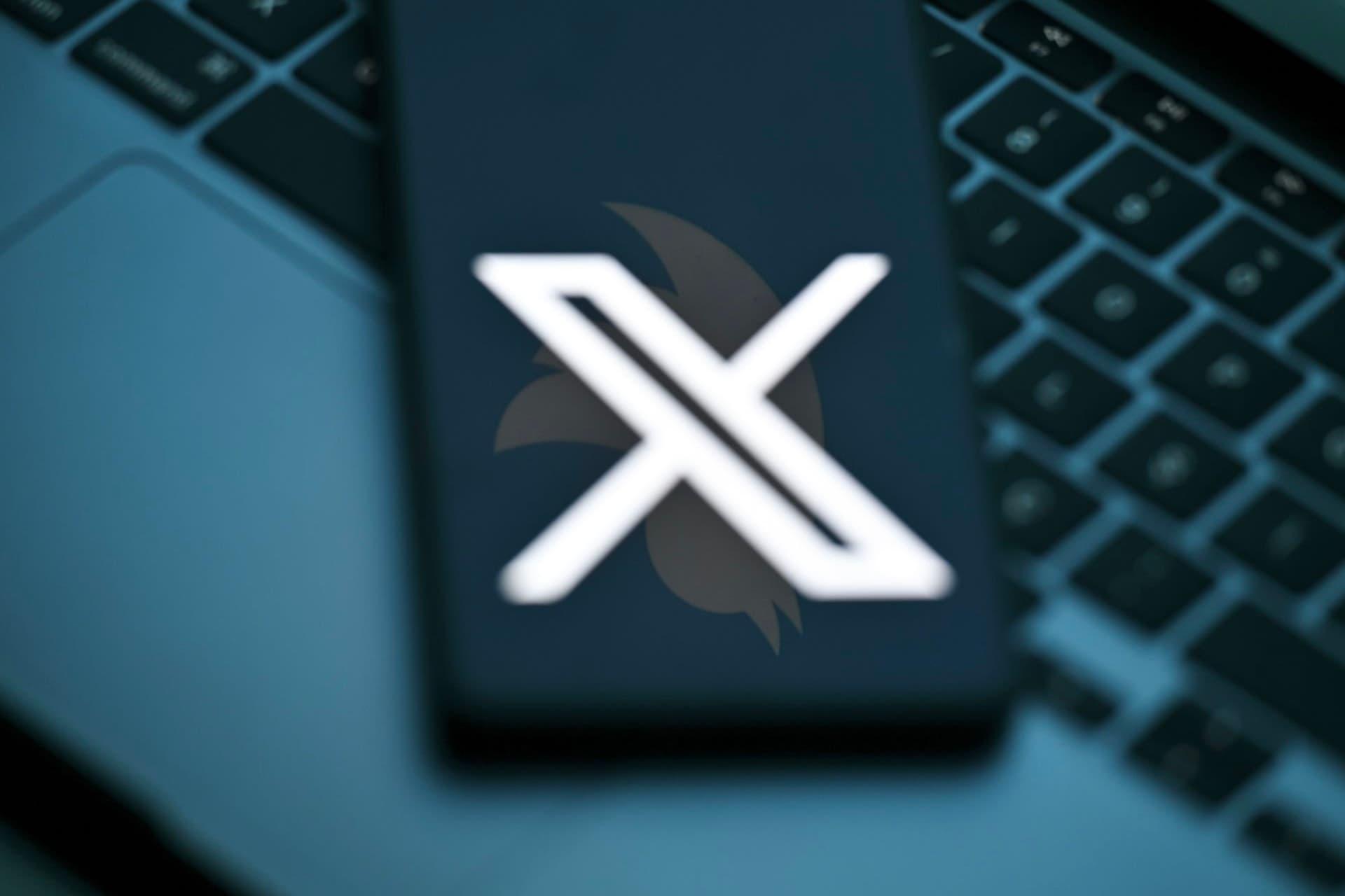 ایکس / X روی نمایشگر موبایل