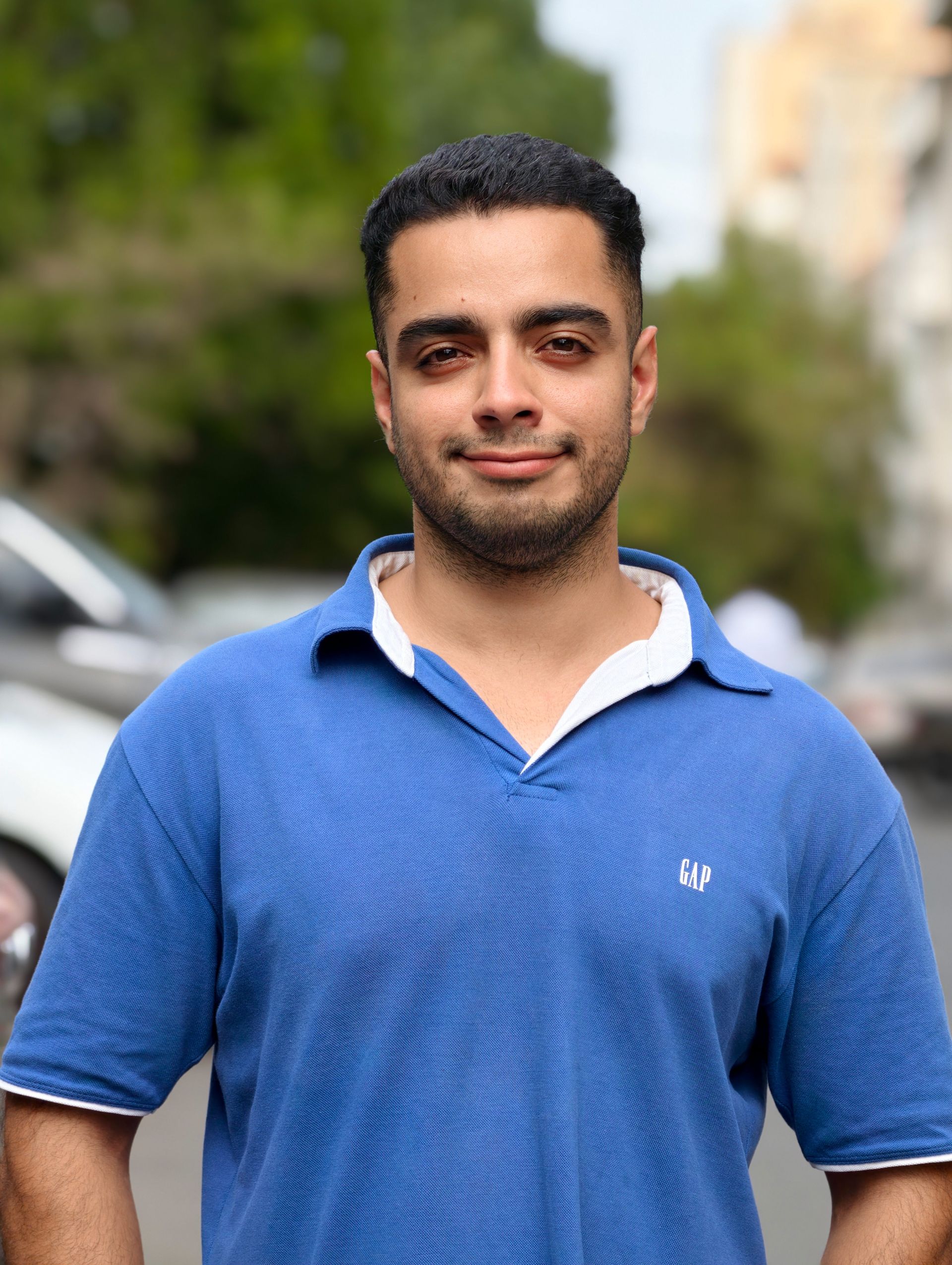 پسری با تیشرت آبی