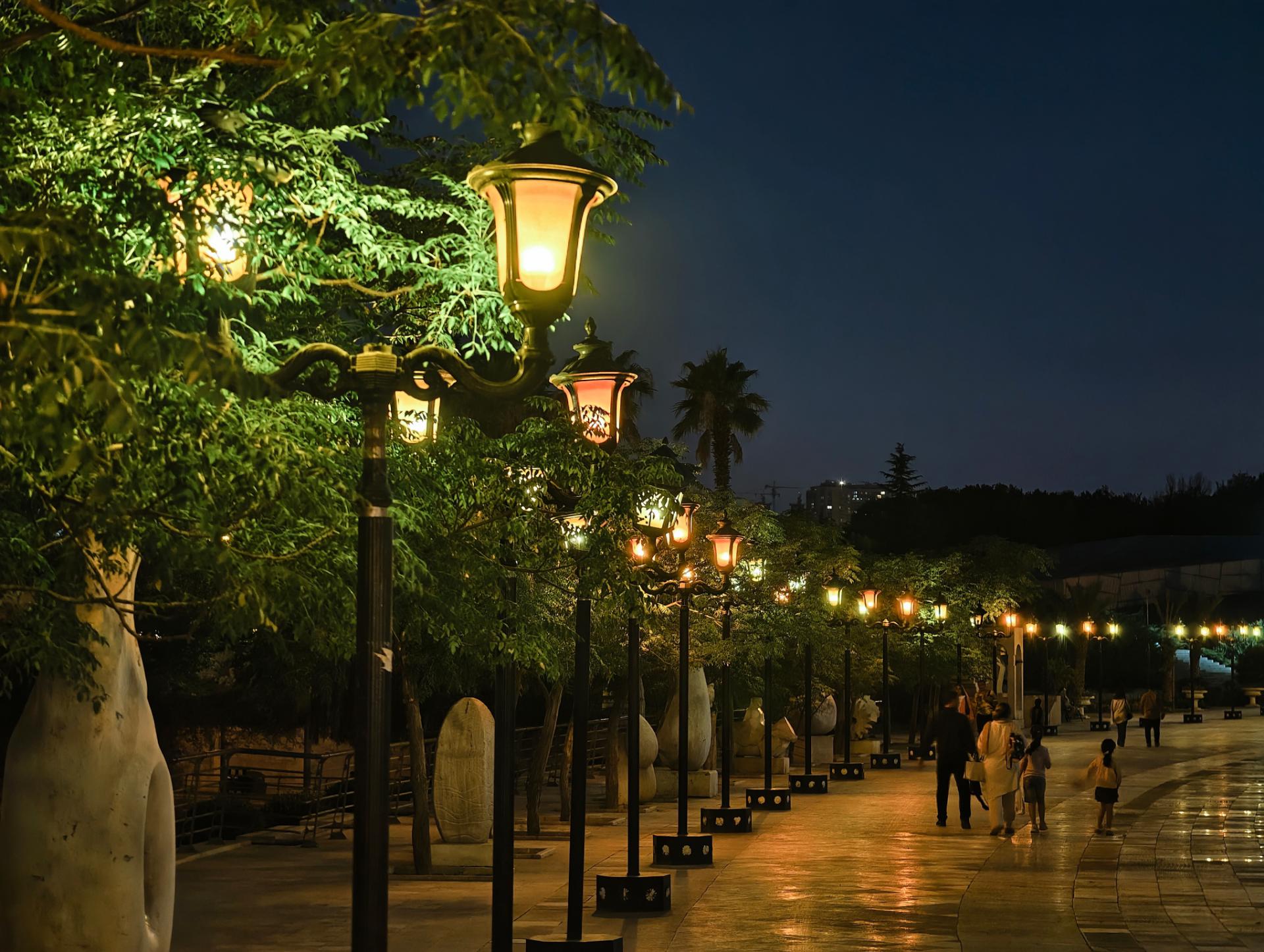 مسیر پیاده روی در شب