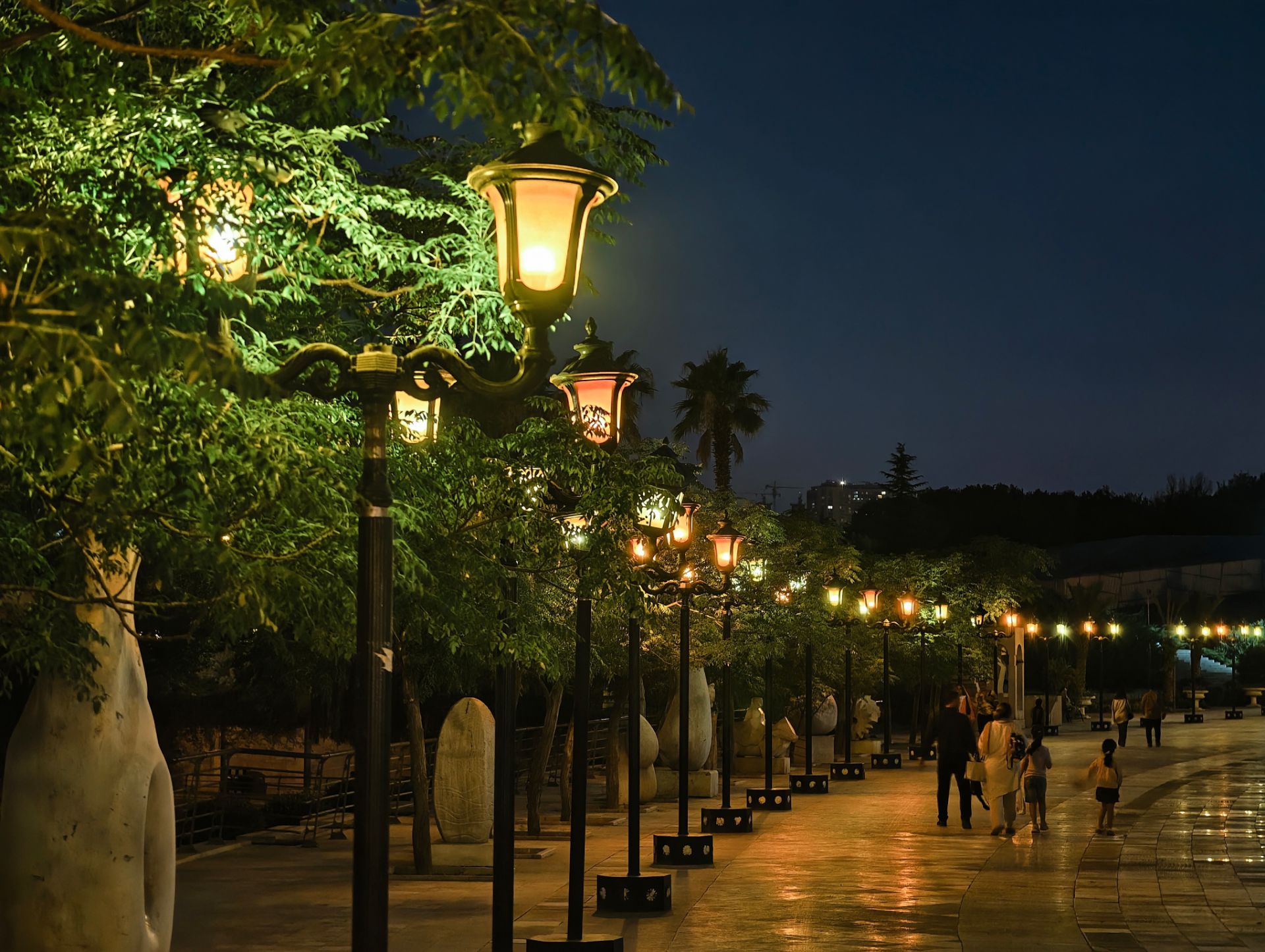 مسیر پیاده روی در شب