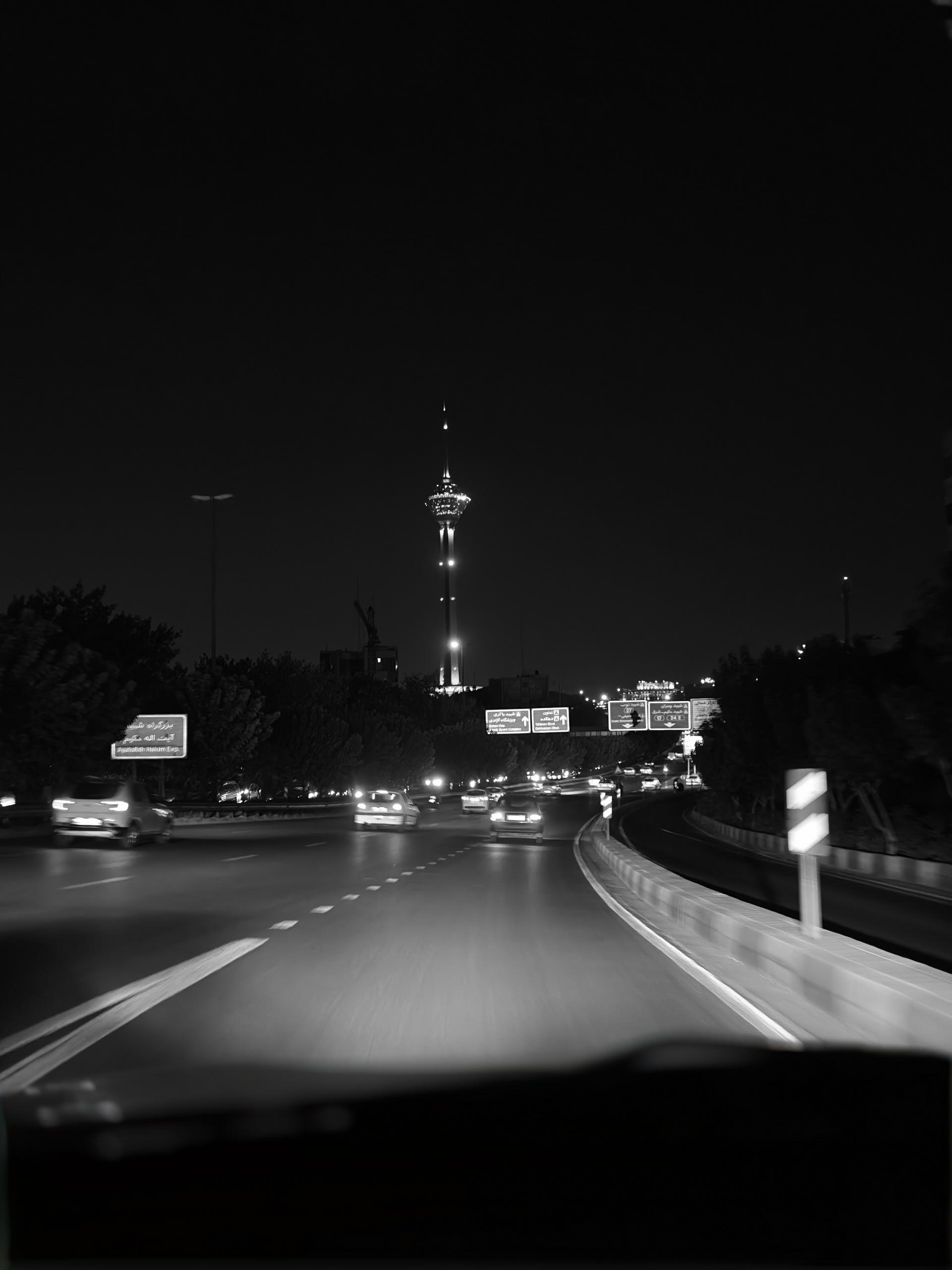نمایی از اتوبان در شب