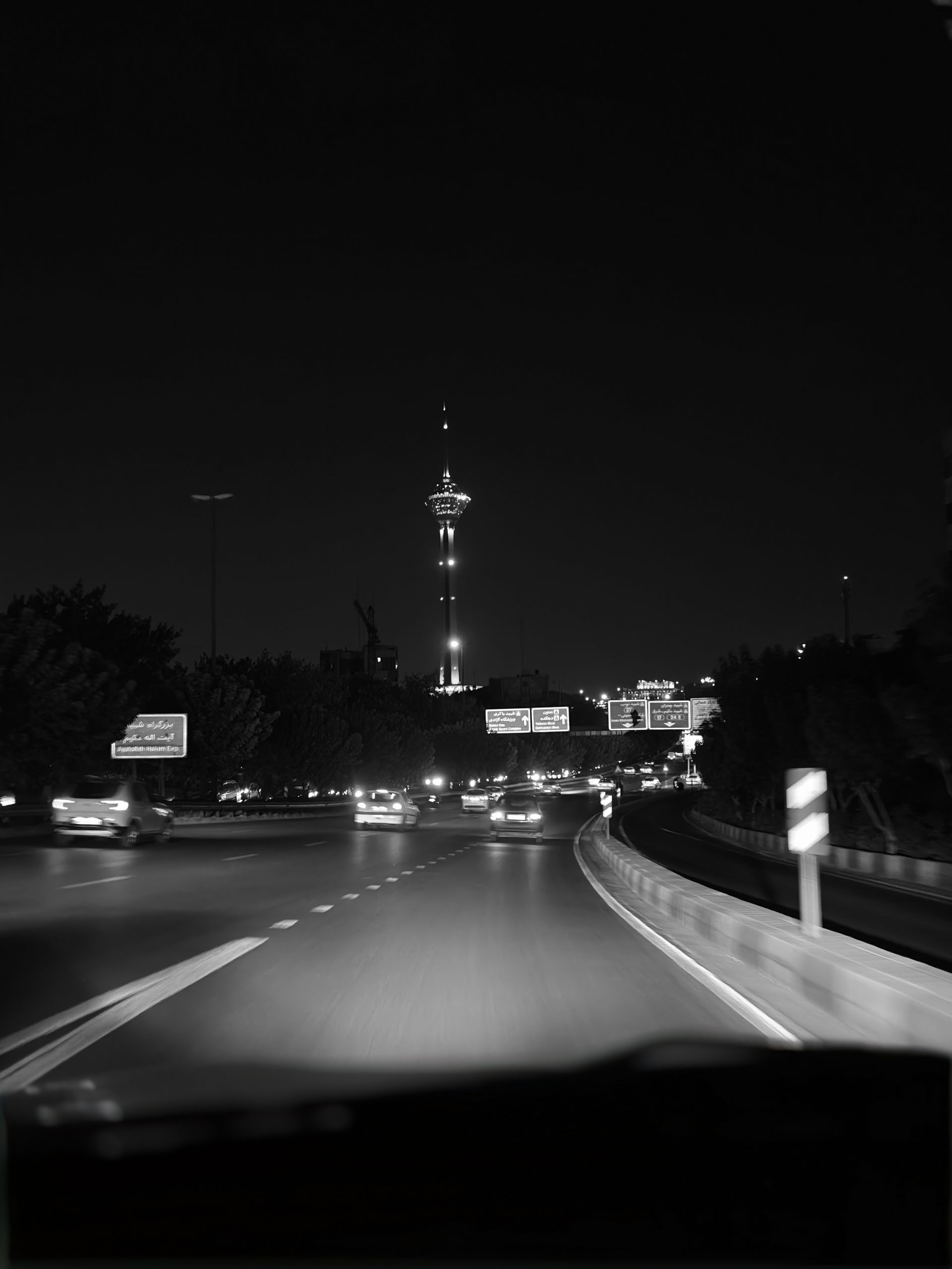 نمایی از اتوبان در شب
