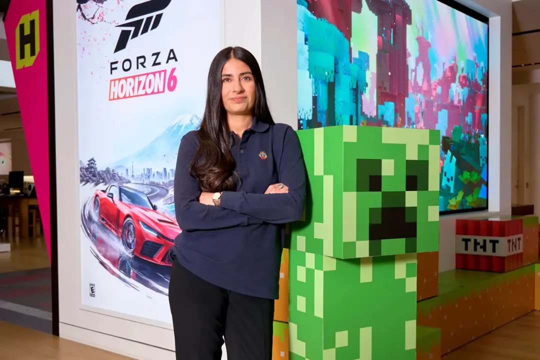 مدیرعامل ایکس‌باکس (ایکس باکس) در کنار پوسترهای بازی Forza Horizon 6 و مجسمه کریکر (Creeper)