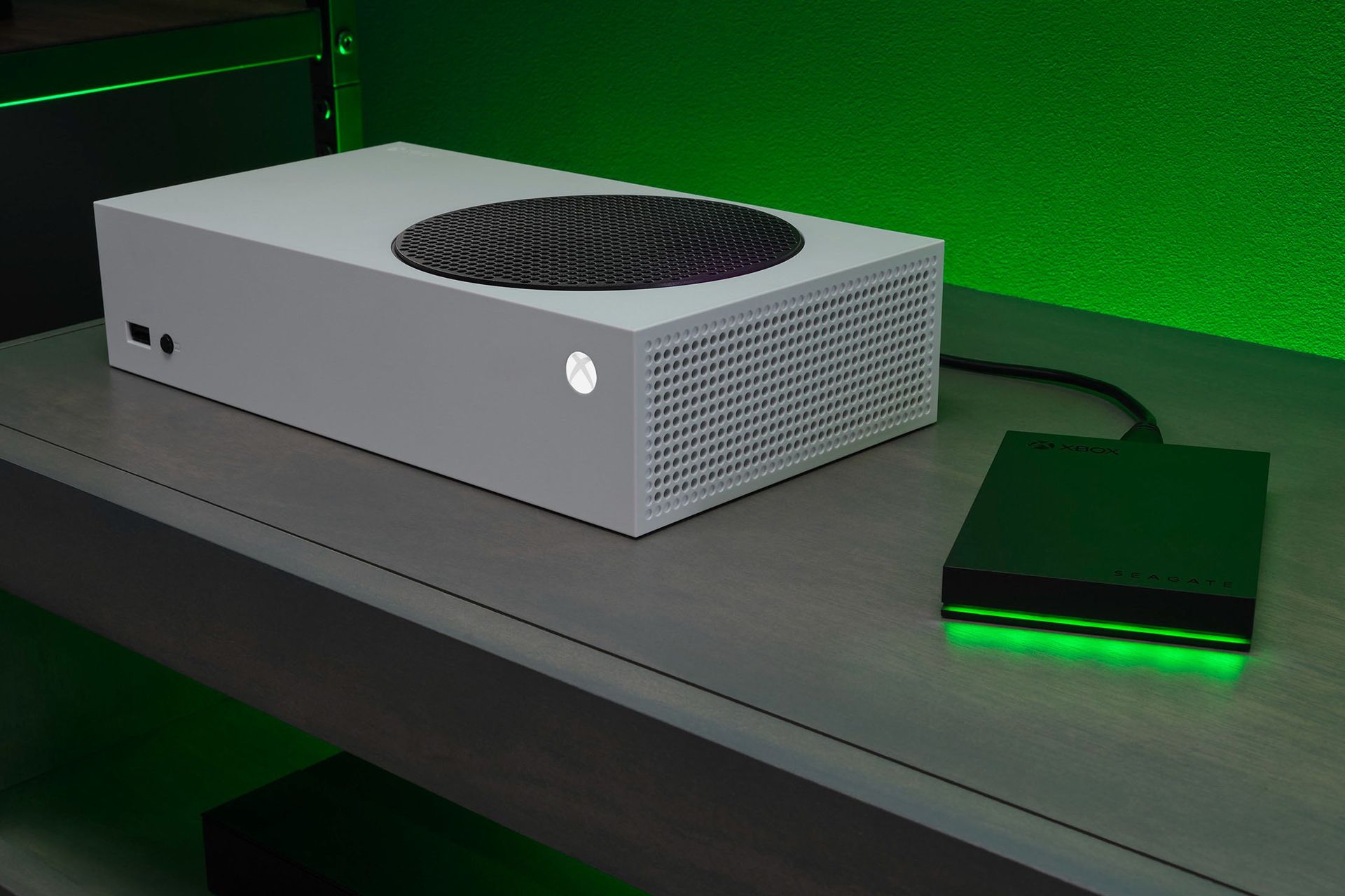 ایکس باکس سری اس در کنار هارد اکسترنال