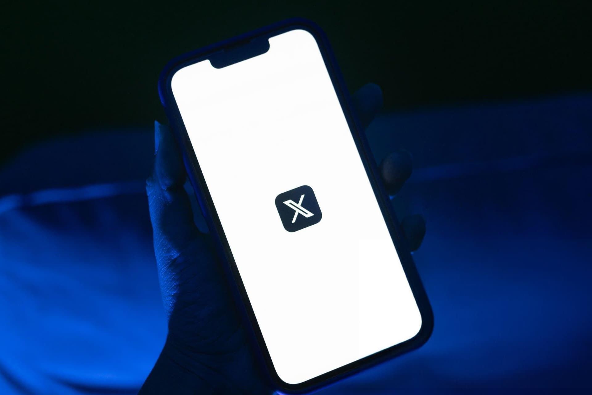 لوگو ایکس کورپ / X Corp توییتر سابق روی آیفون