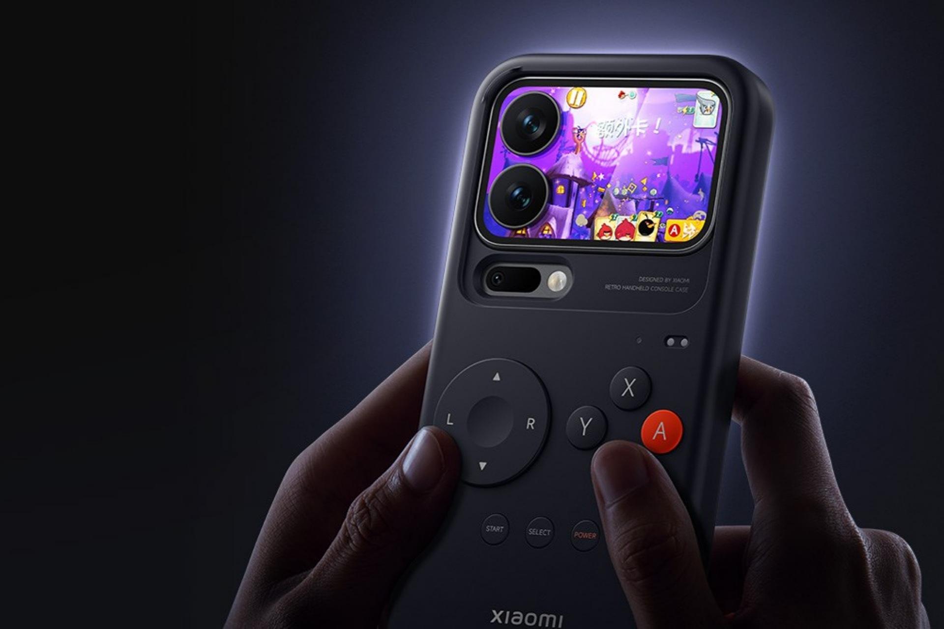 یک کاربر درحال کار با قاب Retro Handheld Console شیائومی ۱۷ پرو و ۱۷ پرو مکس