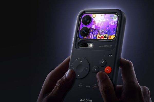 یک کاربر درحال کار با قاب Retro Handheld Console شیائومی ۱۷ پرو و ۱۷ پرو مکس