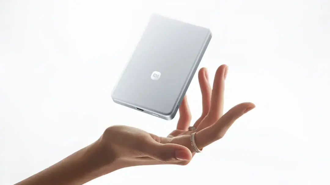 پاوربانک شیائومی (Xiaomi) با تکنولوژی باتری سیلیکون‌کربن در میان دست