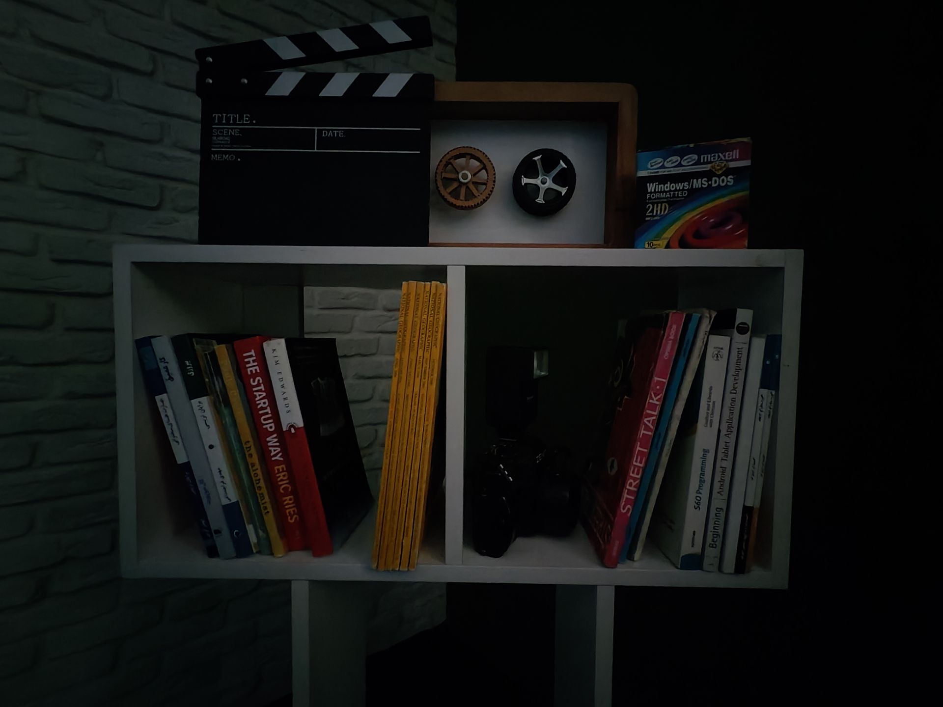 قفسه به همراه تخته کلاپر و چند عدد کتاب