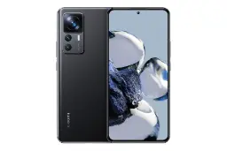 نمای کلی گوشی موبایل شیائومی 12T پرو / Xiaomi 12T Pro با نمایشگر روشن و نمایش لوگو و دوربین پنل پشت رنگ مشکی