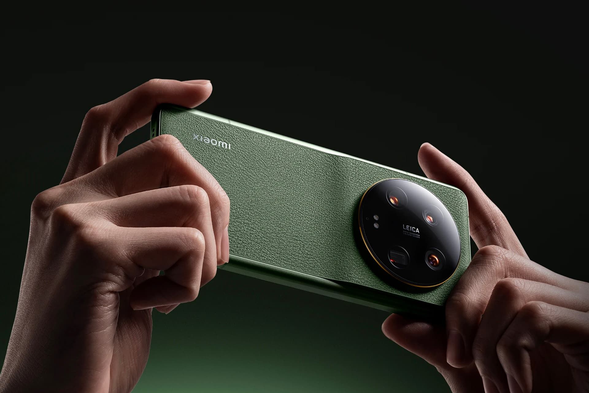 شیائومی ۱۳ اولترا سبز در دست