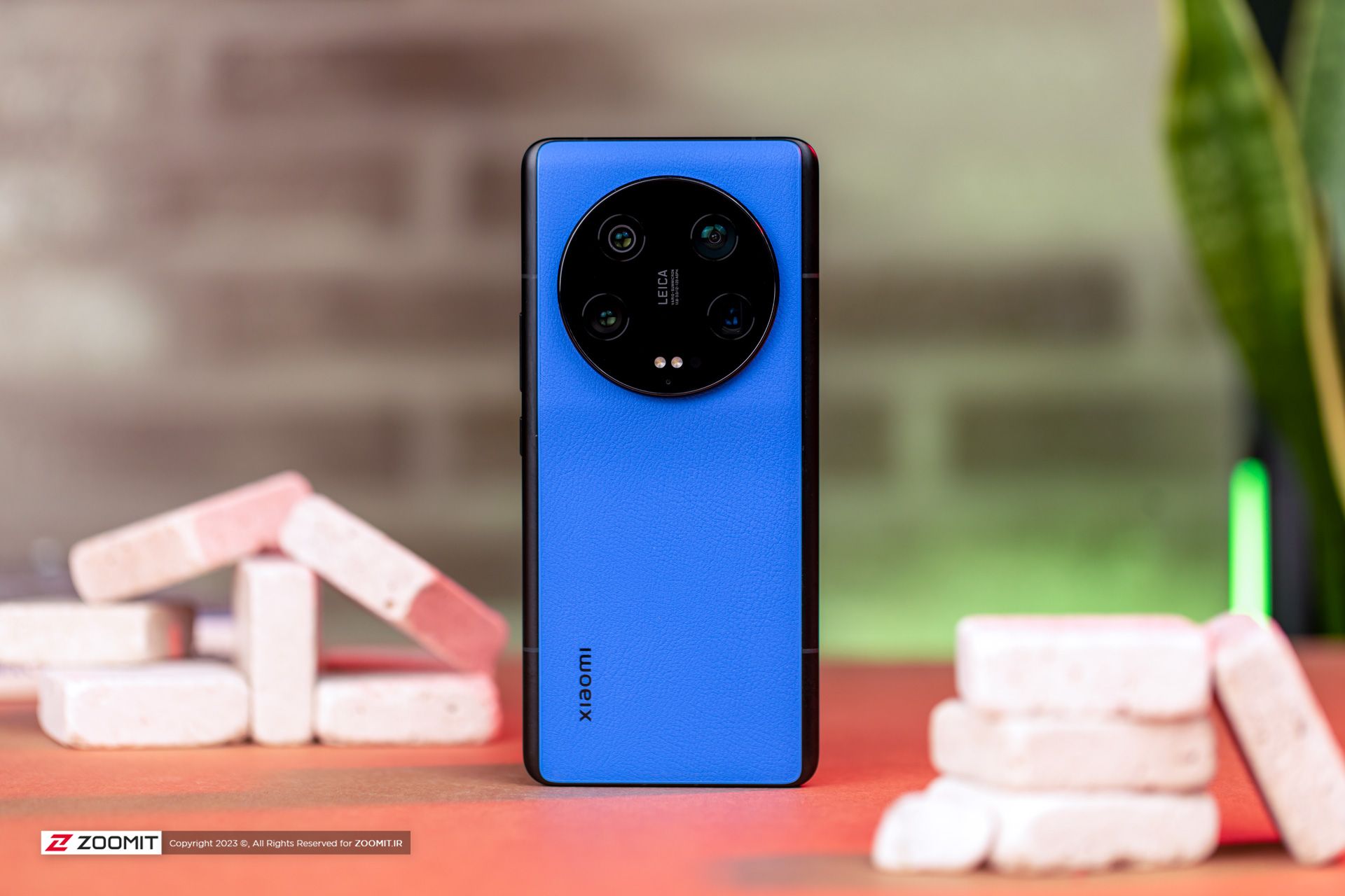 قرار دادن شیائومی ۱۳ اولترا به‌صورت ایستاده