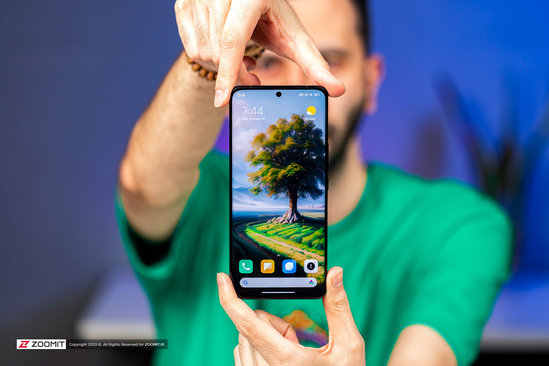 شیائومی ۱۳ اولترا در دست بهزاد مرعشیان